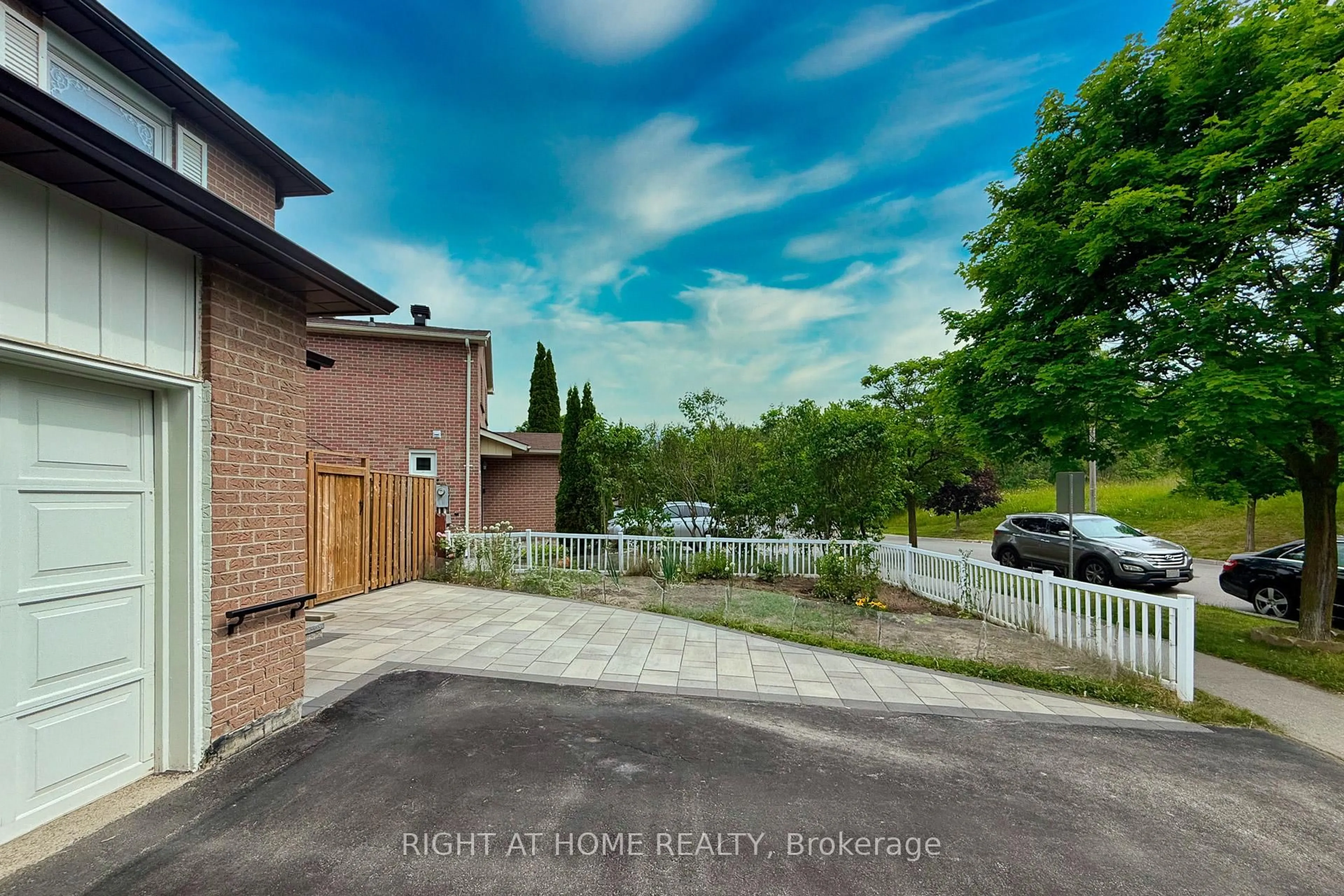 A pic from outside/outdoor area/front of a property/back of a property/a pic from drone, street for 88 Sunshine Dr, Richmond Hill Ontario L4C 8H2