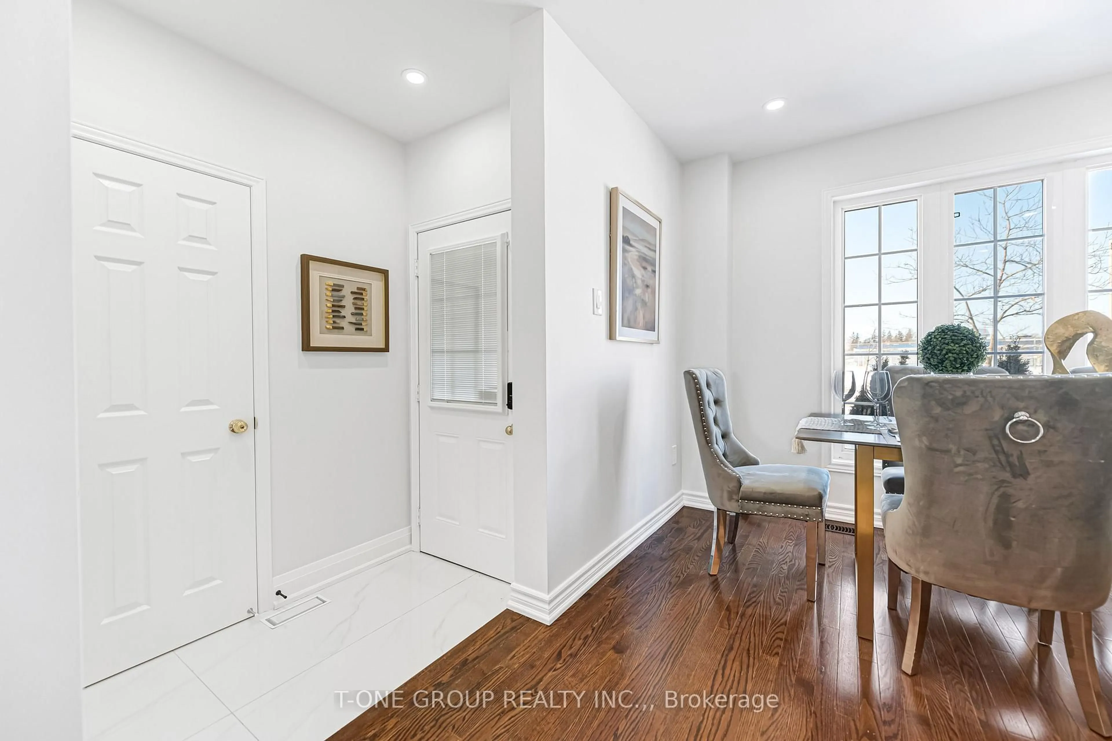 Indoor entryway for 580 Hoover Park Dr, Whitchurch-Stouffville Ontario L4A 0S8