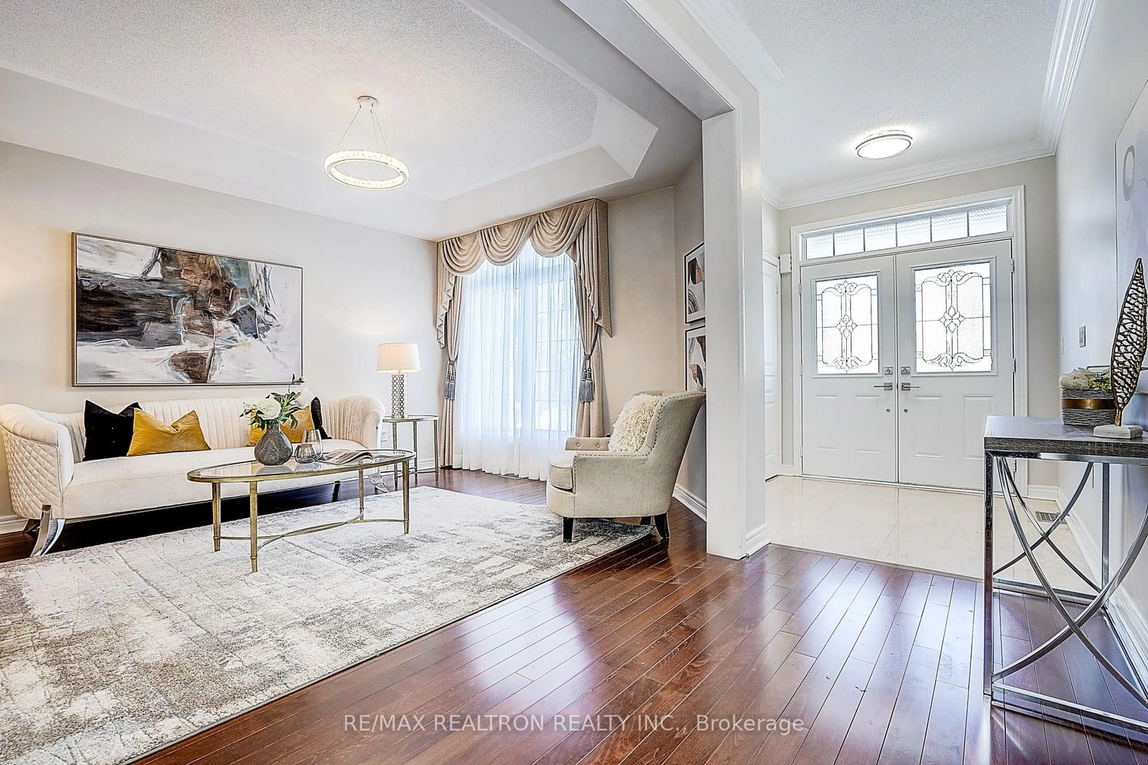 Indoor entryway for 98 Thornhill Ravines Cres, Vaughan Ontario L6A 4J8