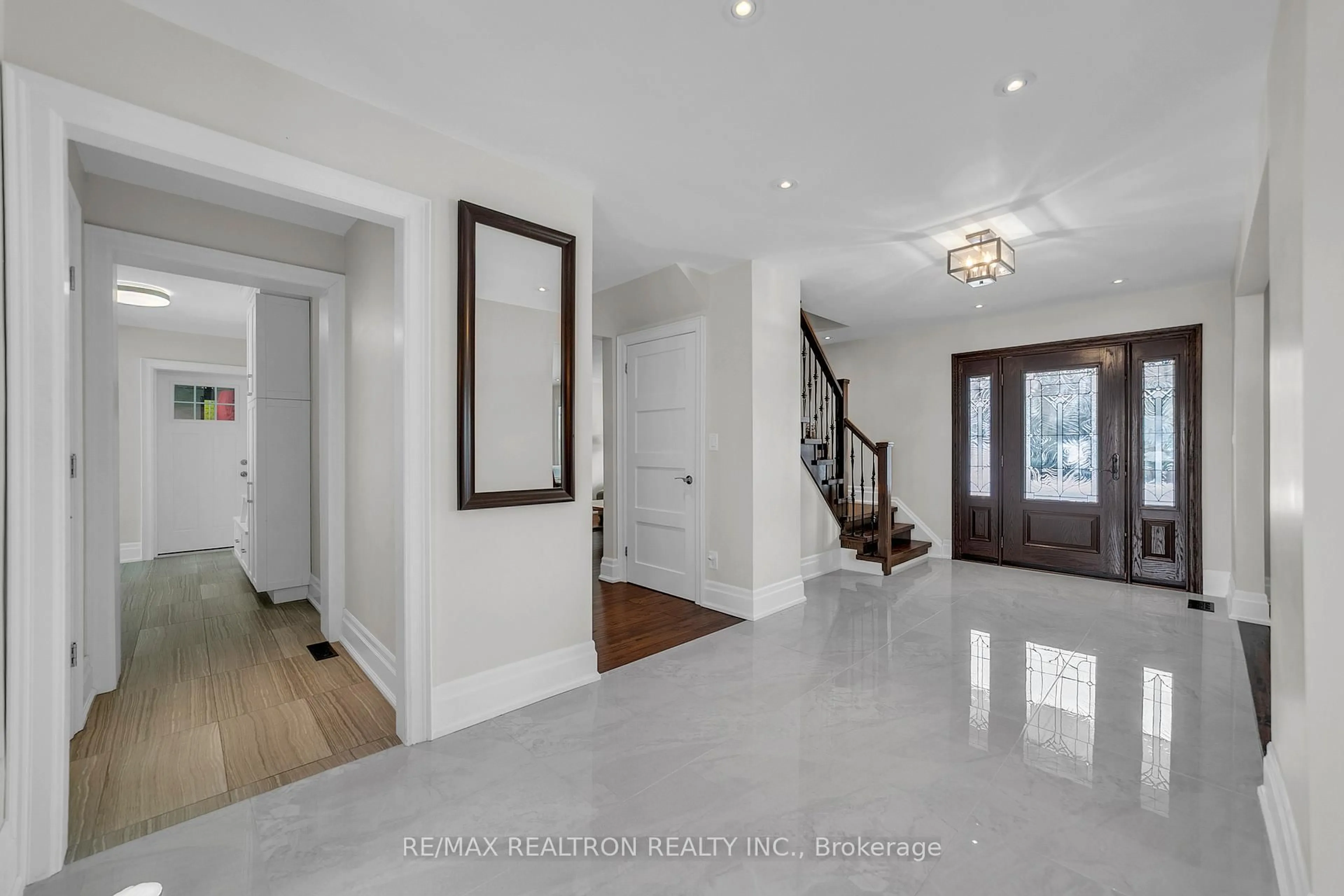 Indoor entryway for 71 Fletcher St, Bradford West Gwillimbury Ontario L3Z 1M1