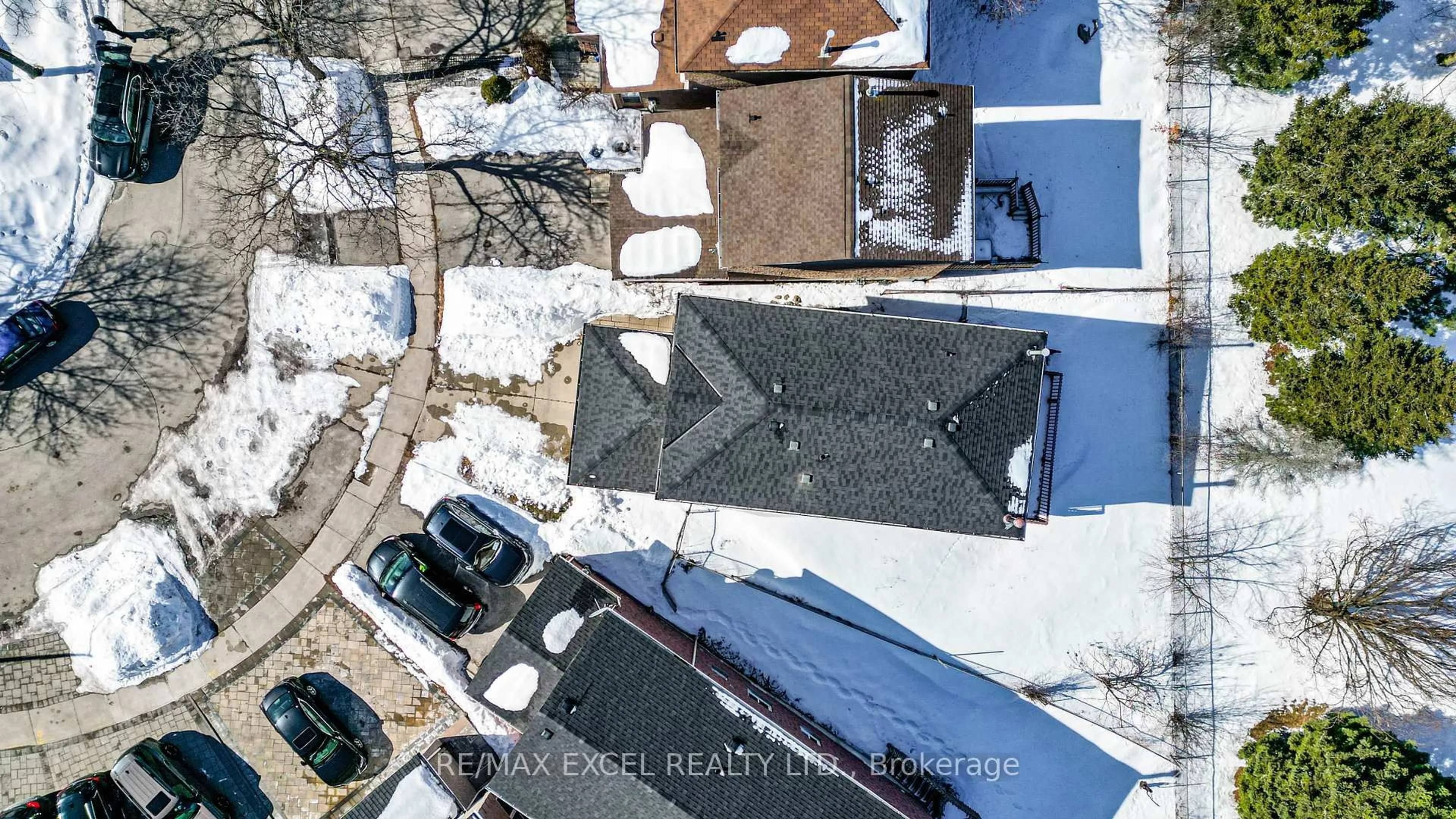 A pic from outside/outdoor area/front of a property/back of a property/a pic from drone, street for 36 Laguna Cres, Markham Ontario L3S 3G6