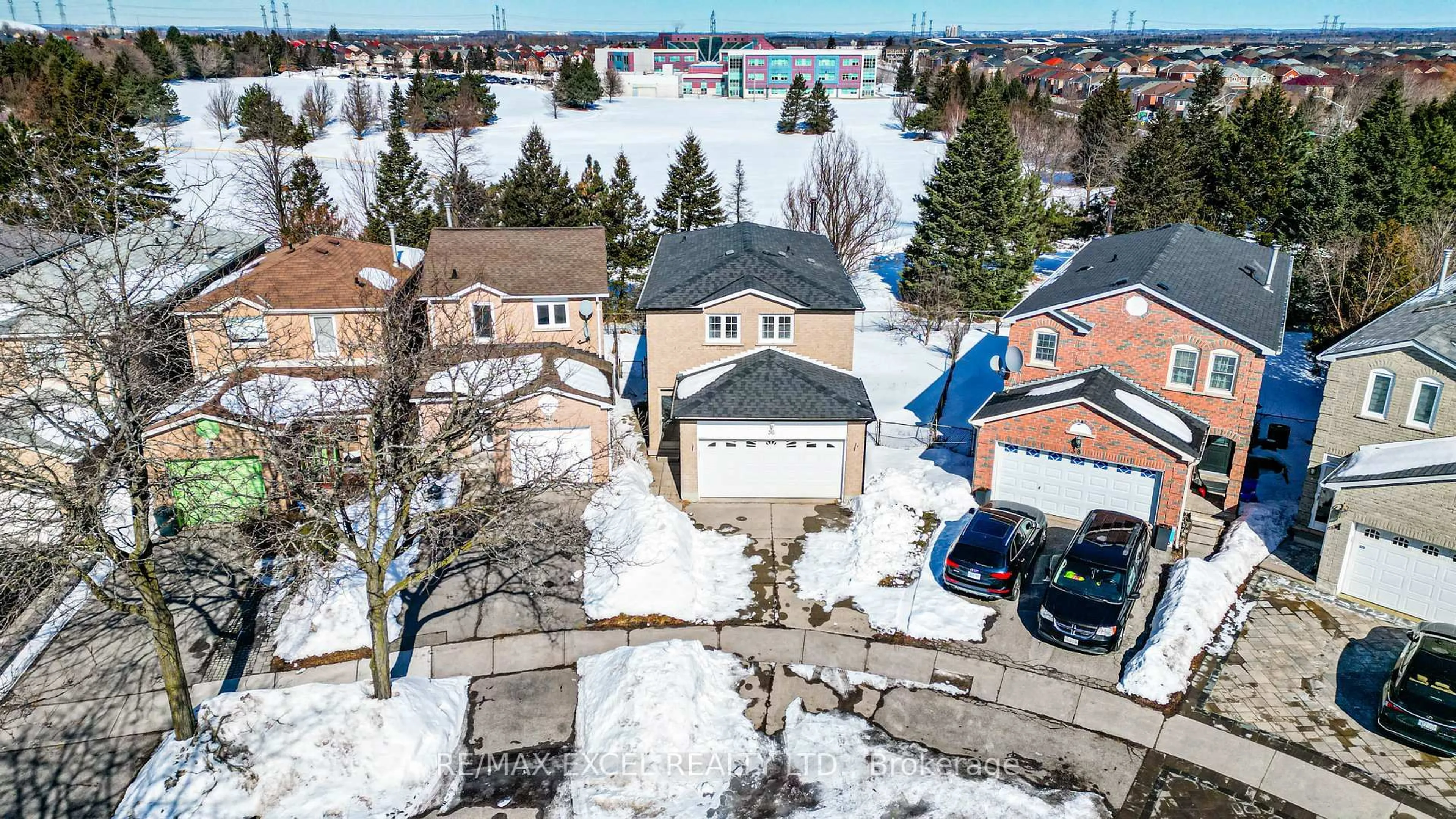A pic from outside/outdoor area/front of a property/back of a property/a pic from drone, street for 36 Laguna Cres, Markham Ontario L3S 3G6
