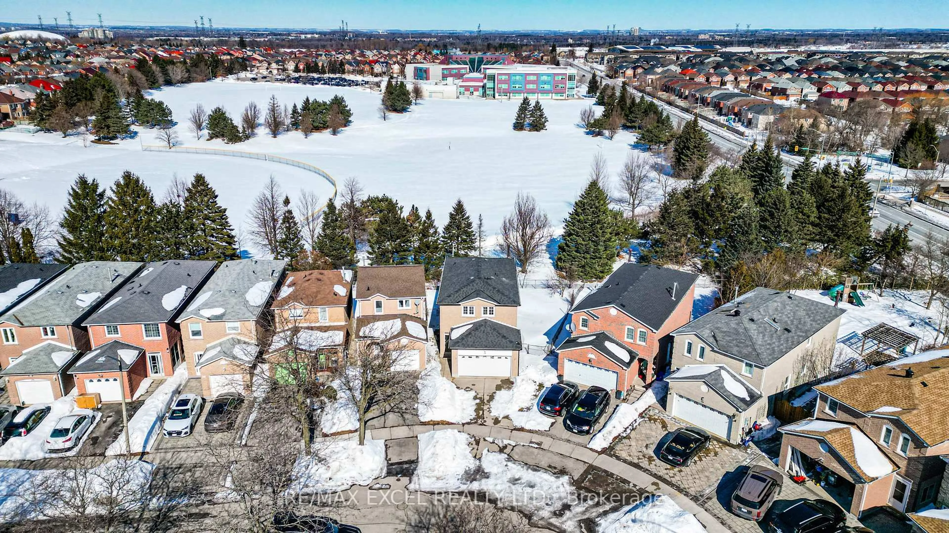 A pic from outside/outdoor area/front of a property/back of a property/a pic from drone, street for 36 Laguna Cres, Markham Ontario L3S 3G6