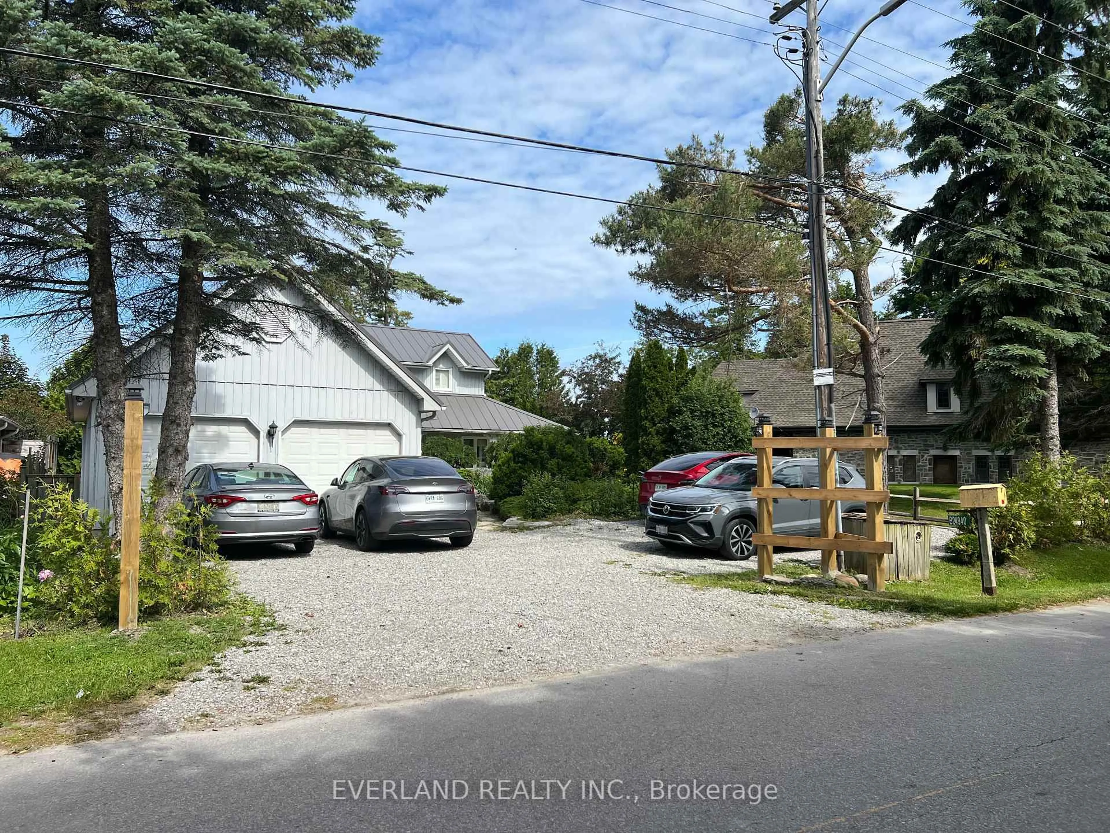 A pic from outside/outdoor area/front of a property/back of a property/a pic from drone, street for 24940 Thorah Park Blvd, Brock Ontario L0K 1A0