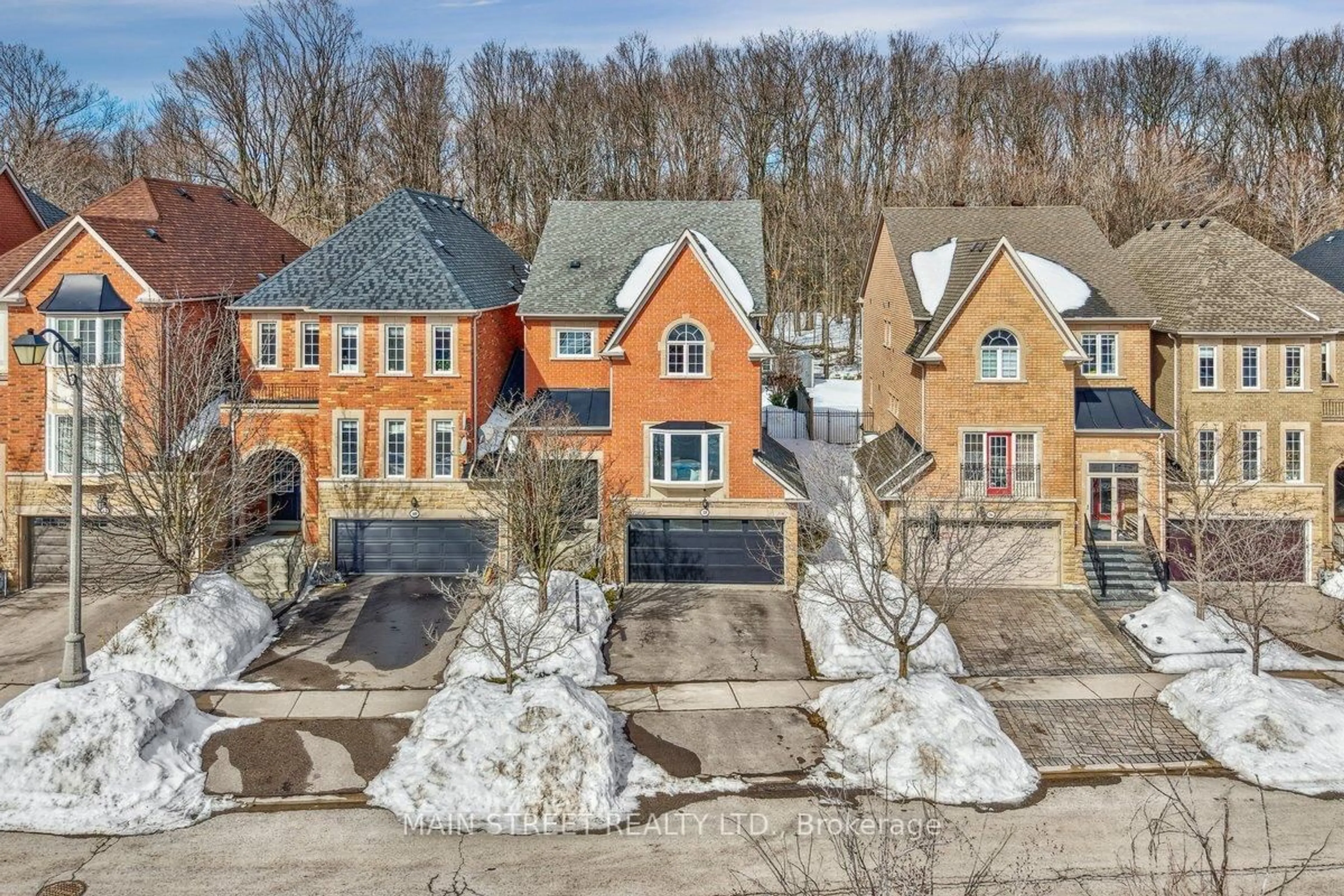 A pic from outside/outdoor area/front of a property/back of a property/a pic from drone, street for 38 Carriage House Crt, Richmond Hill Ontario L4E 4V3