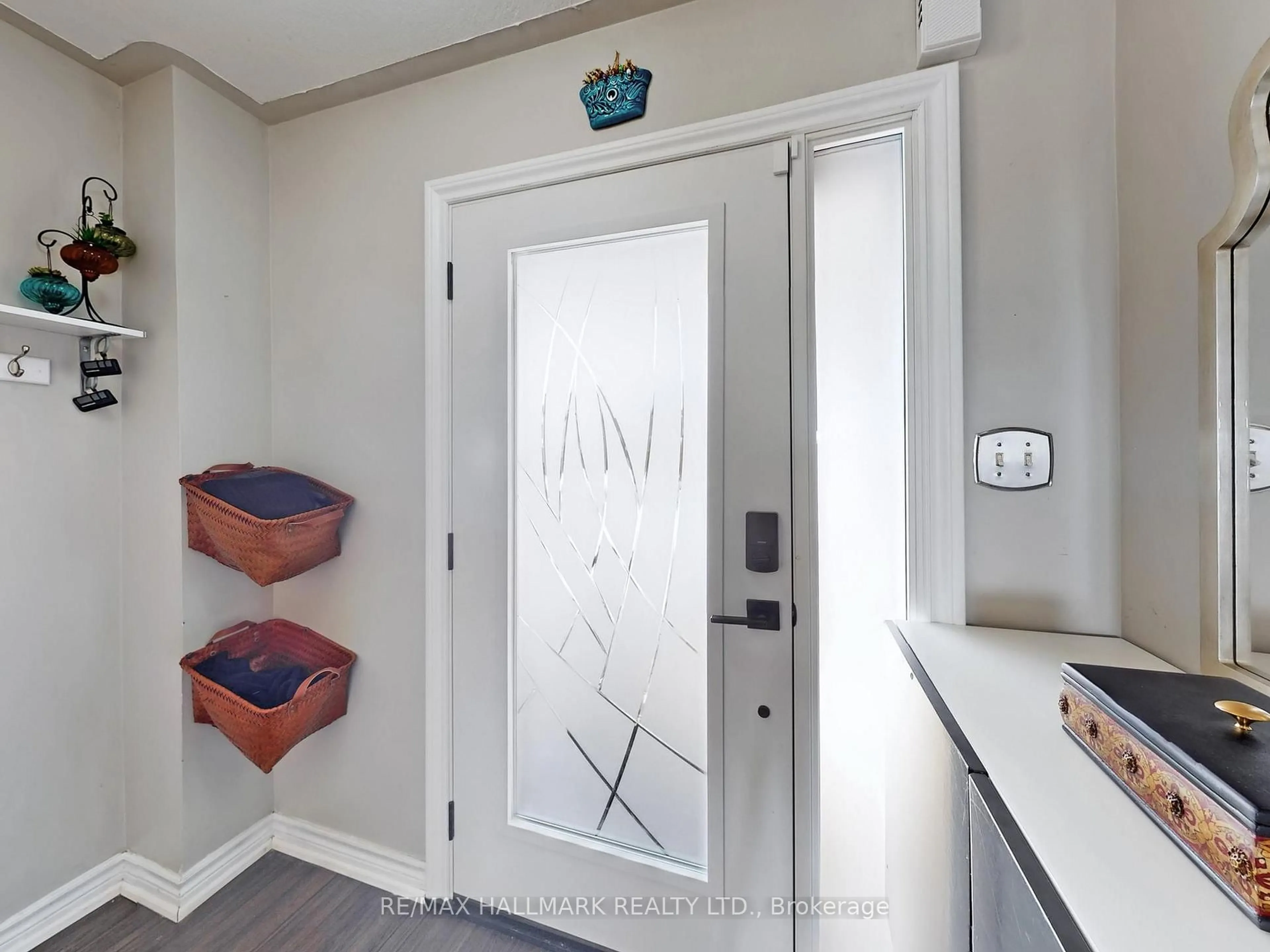 Indoor entryway for 62 Crittenden Dr, Georgina Ontario L4P 4E3