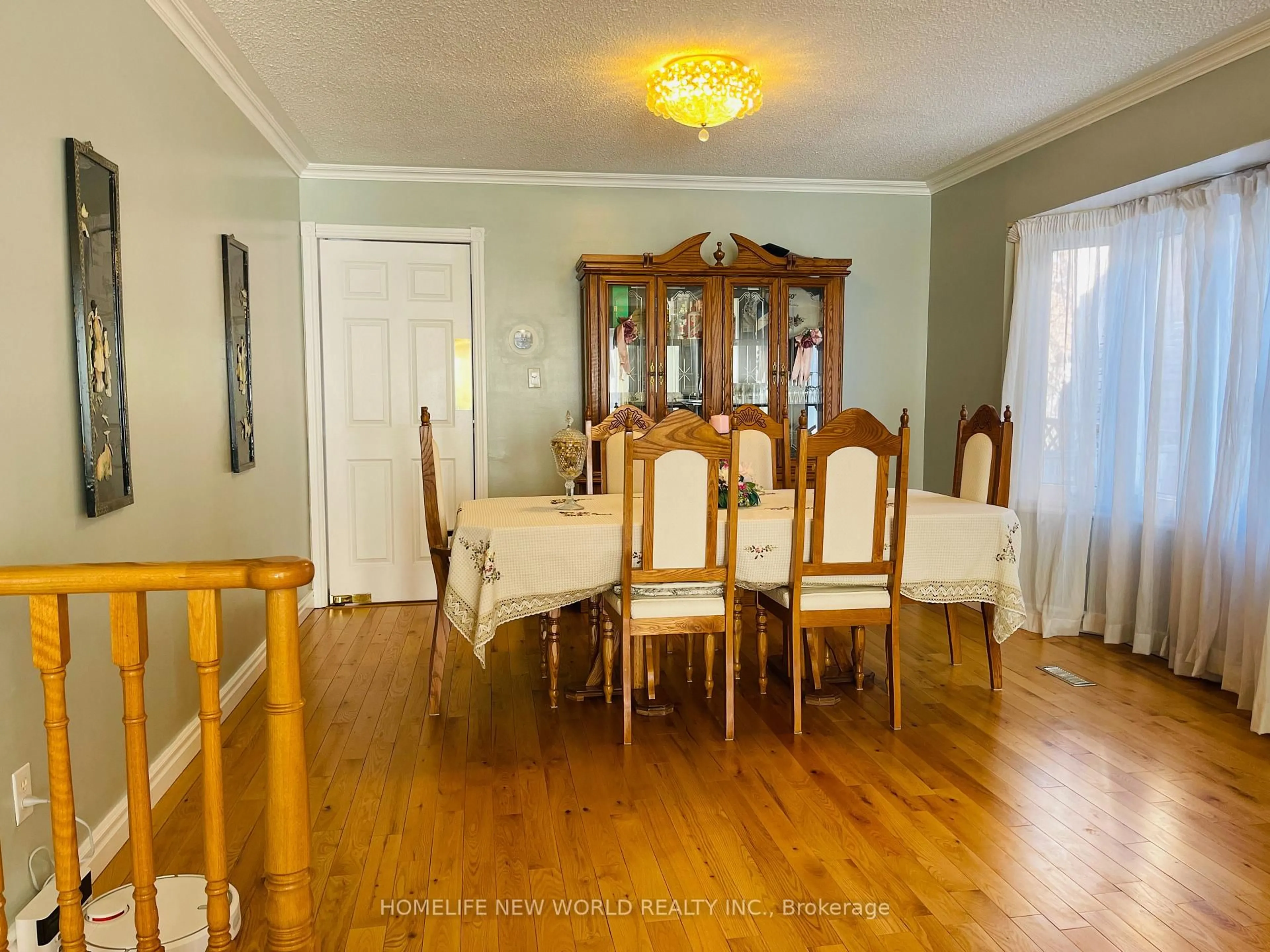 Dining room, wood/laminate floor for 32 Halstead Dr, Markham Ontario L3R 7Z7