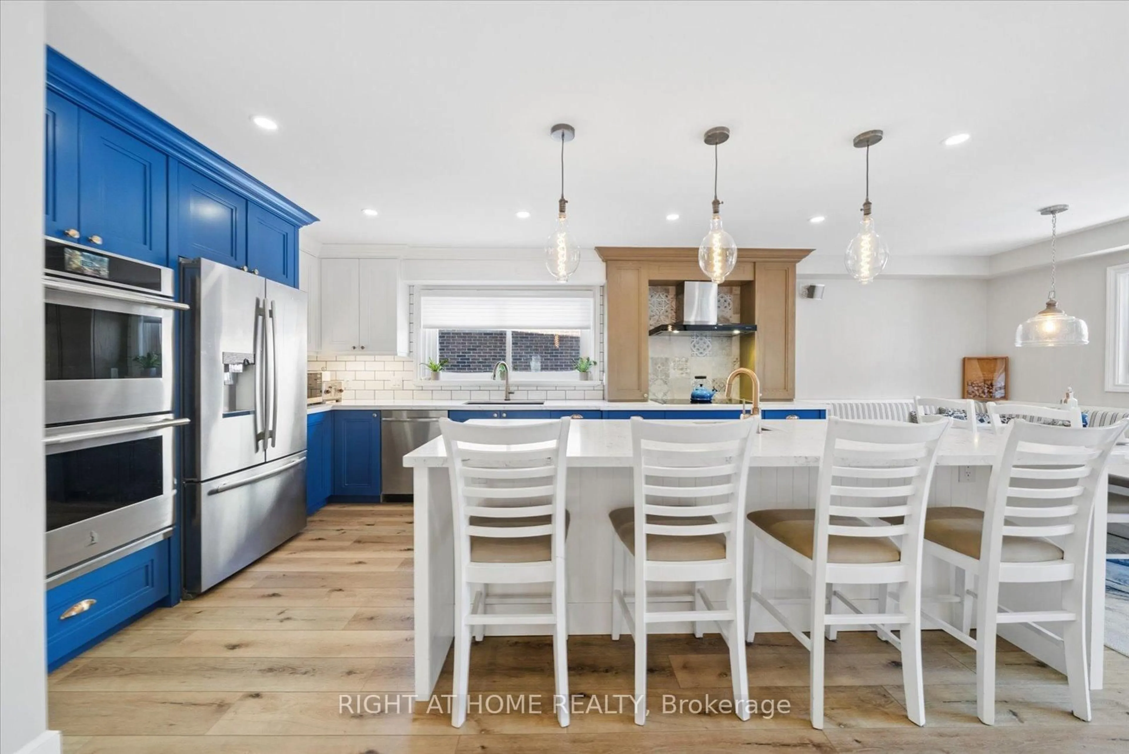 Open concept kitchen, unknown for 7 Banbury Crt, Aurora Ontario L4G 3M8