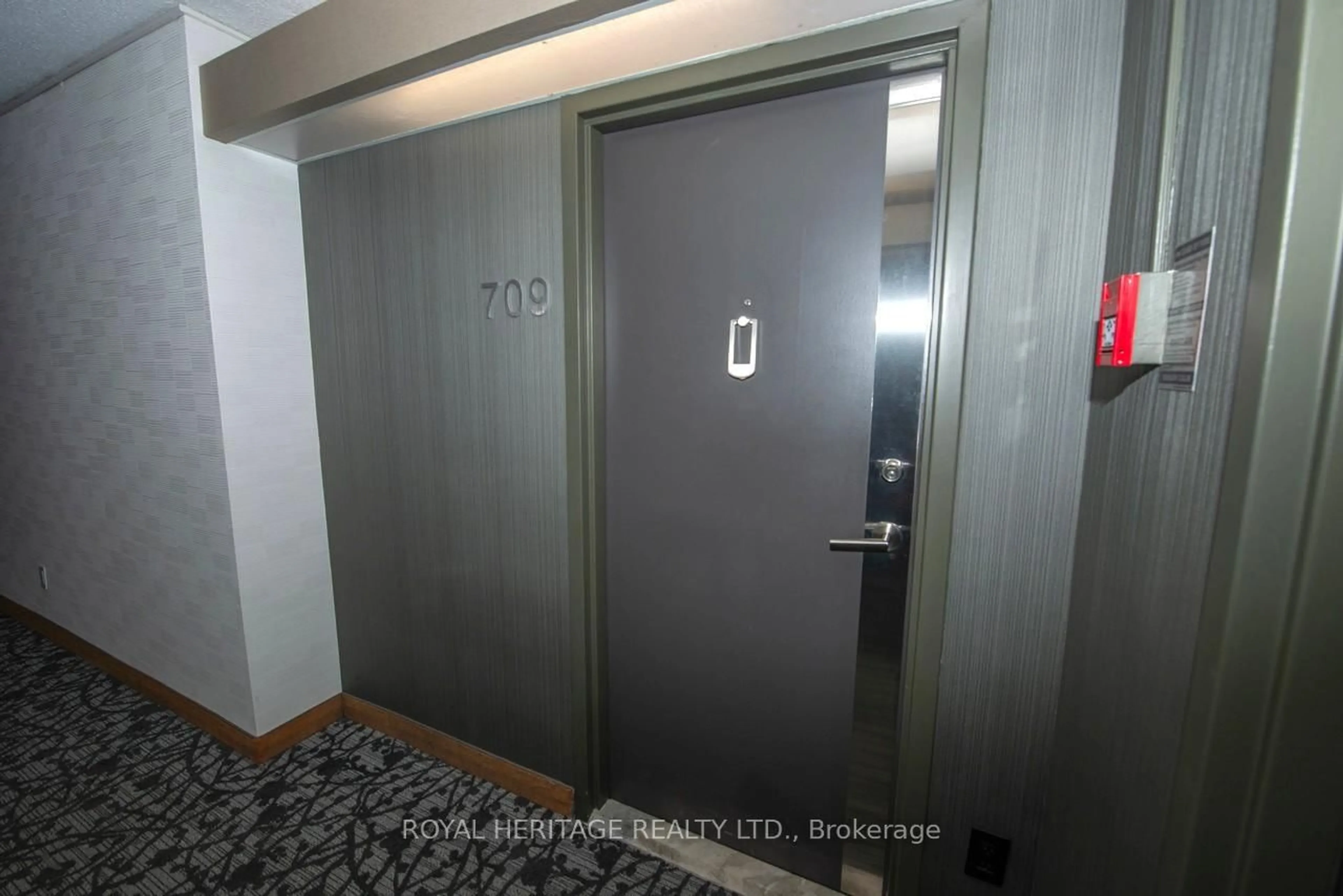 Indoor foyer for 7811 Yonge St #709, Markham Ontario L3T 4S3