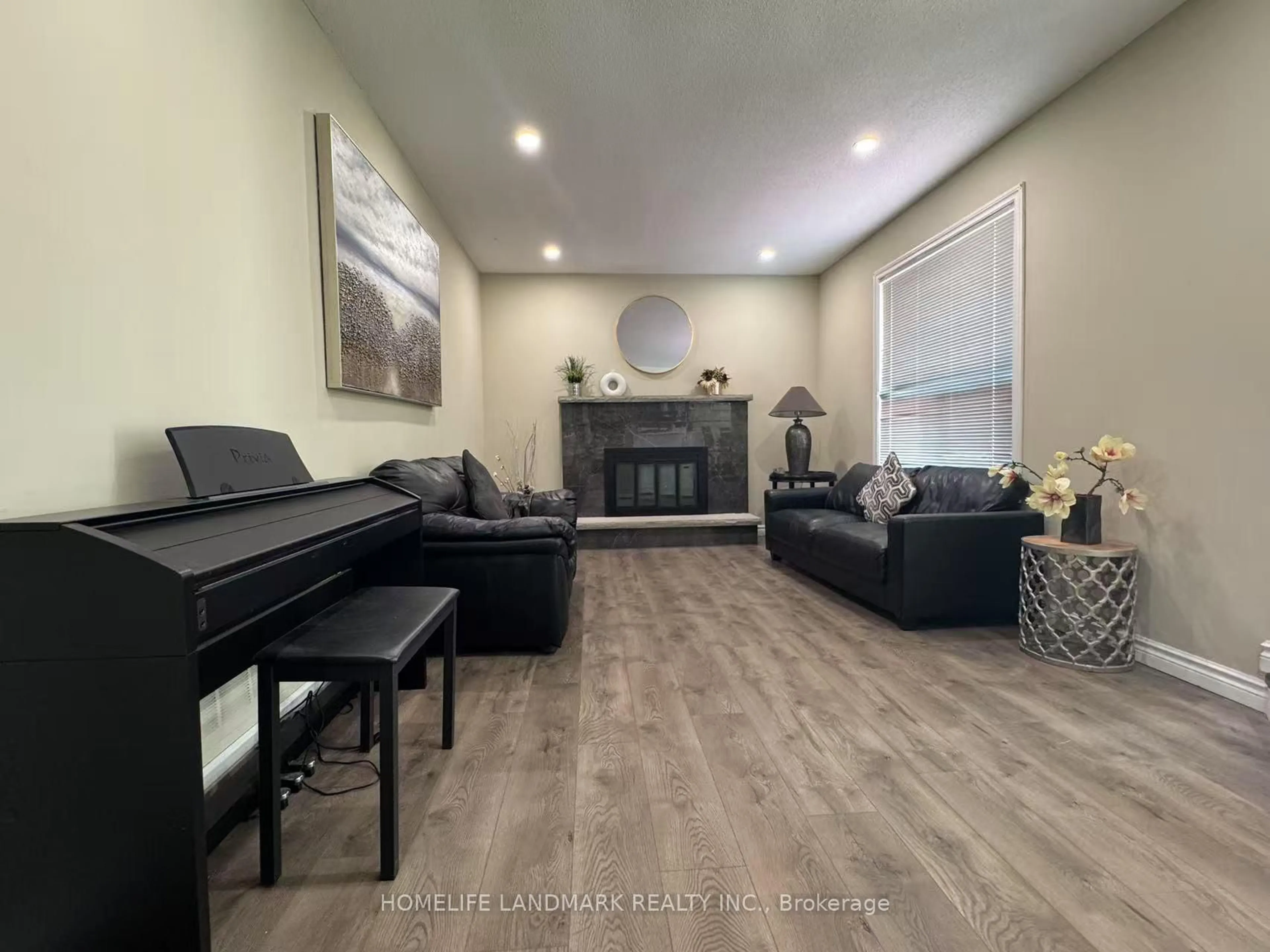 Living room with furniture, unknown for 492 Traviss Dr, Newmarket Ontario L3Y 7K5