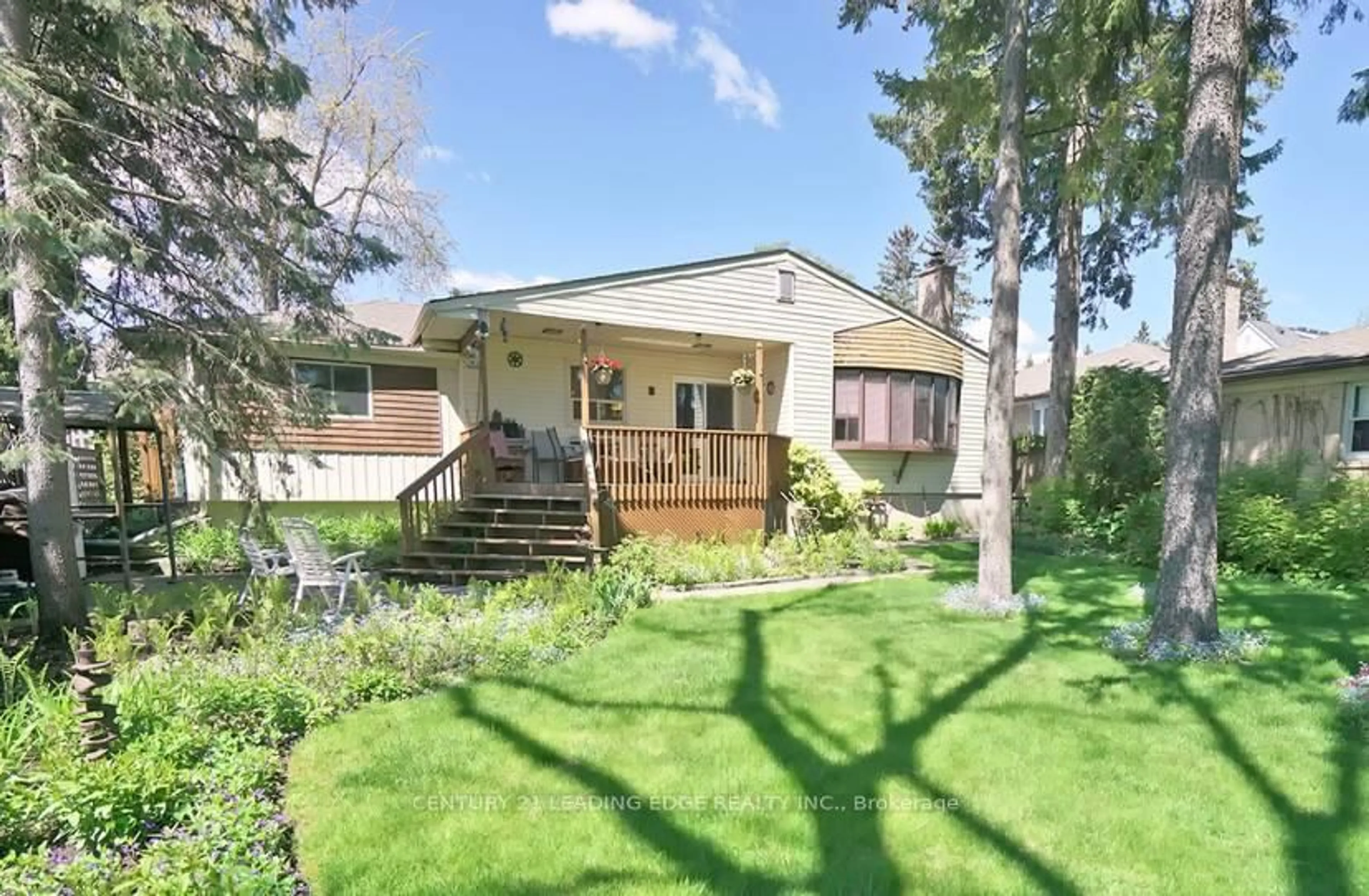A pic from outside/outdoor area/front of a property/back of a property/a pic from drone, unknown for 91 Lucas St, Richmond Hill Ontario L4C 4P4