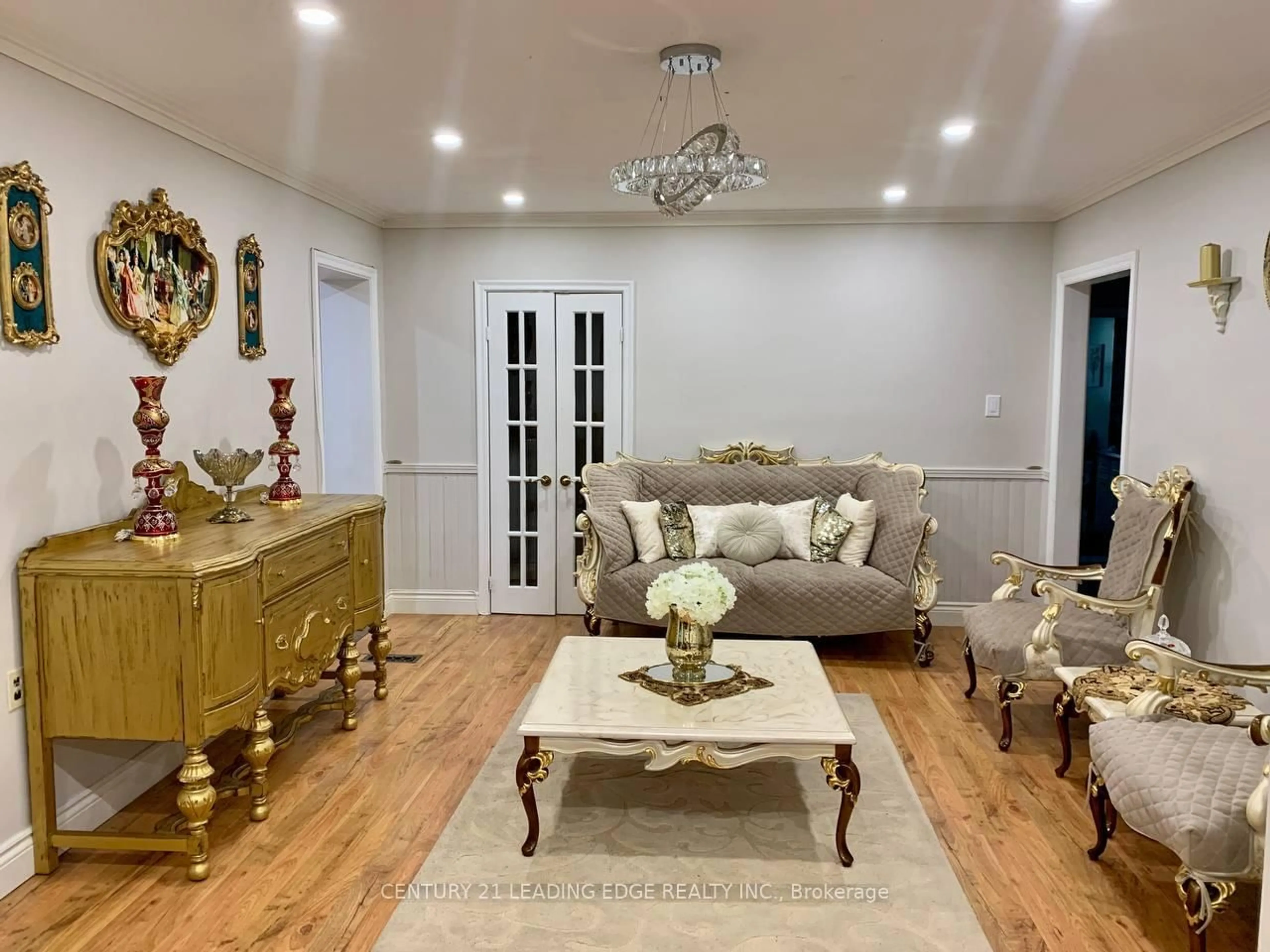 Living room with furniture, wood/laminate floor for 91 Lucas St, Richmond Hill Ontario L4C 4P4