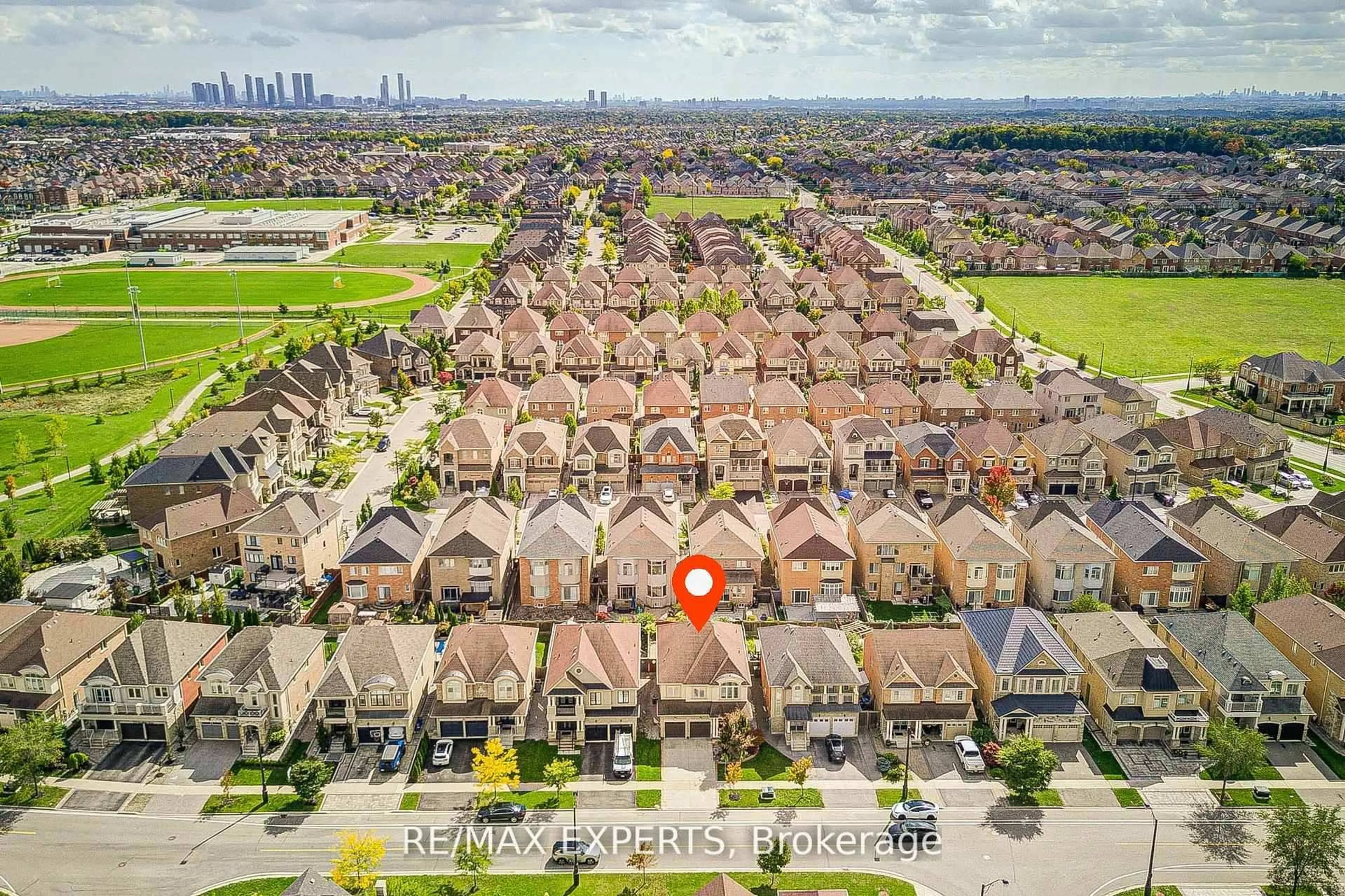A pic from outside/outdoor area/front of a property/back of a property/a pic from drone, street for 277 Chatfield Dr, Vaughan Ontario L4H 3R8