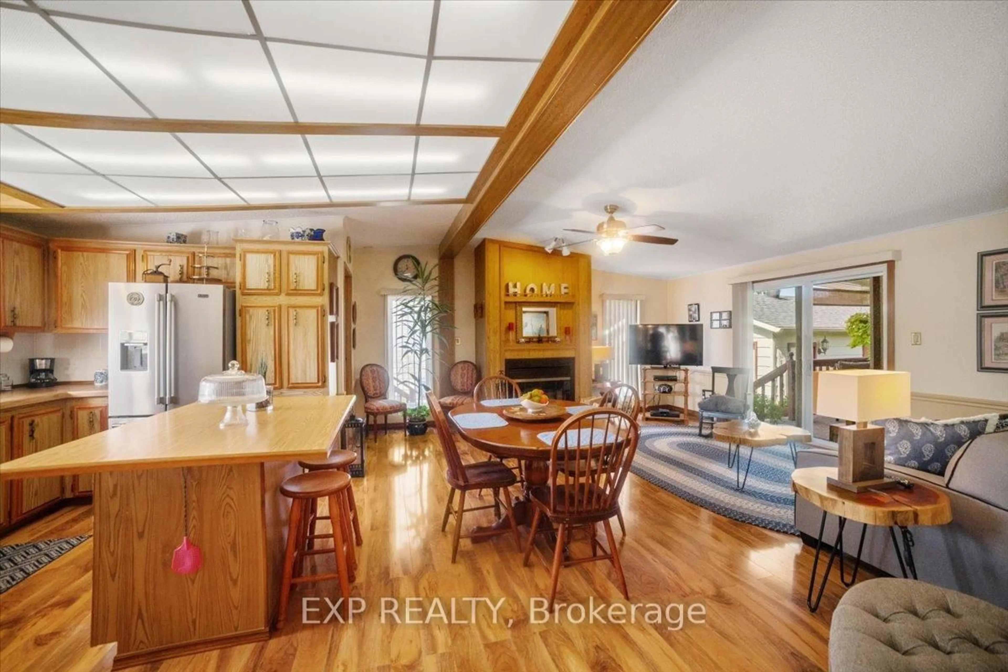 Open concept kitchen, unknown for 36 Juno Cres, Georgina Ontario L0E 1R0