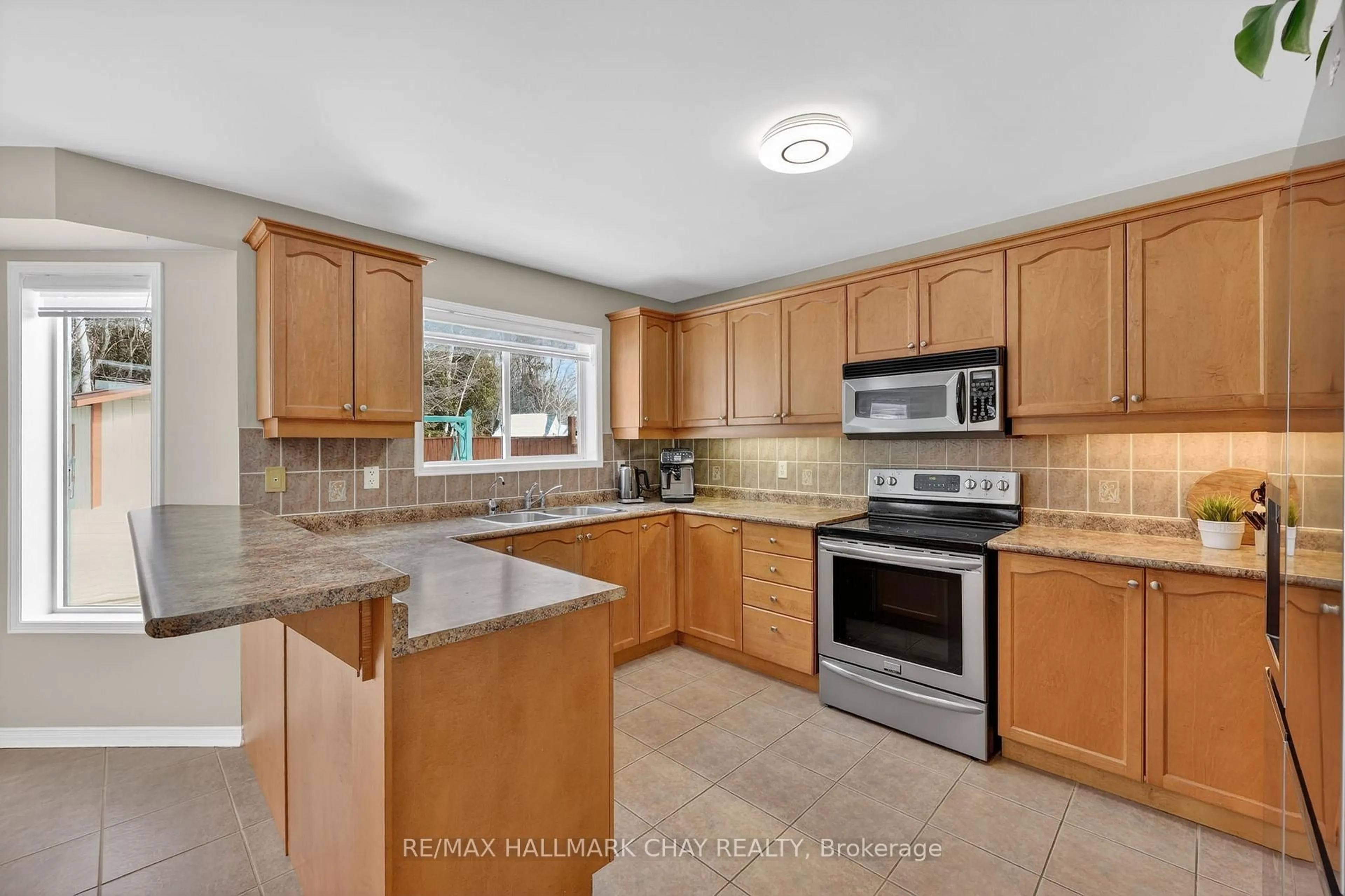 Open concept kitchen, ceramic/tile floor for 87 Truax Cres, Essa Ontario L3W 0C1