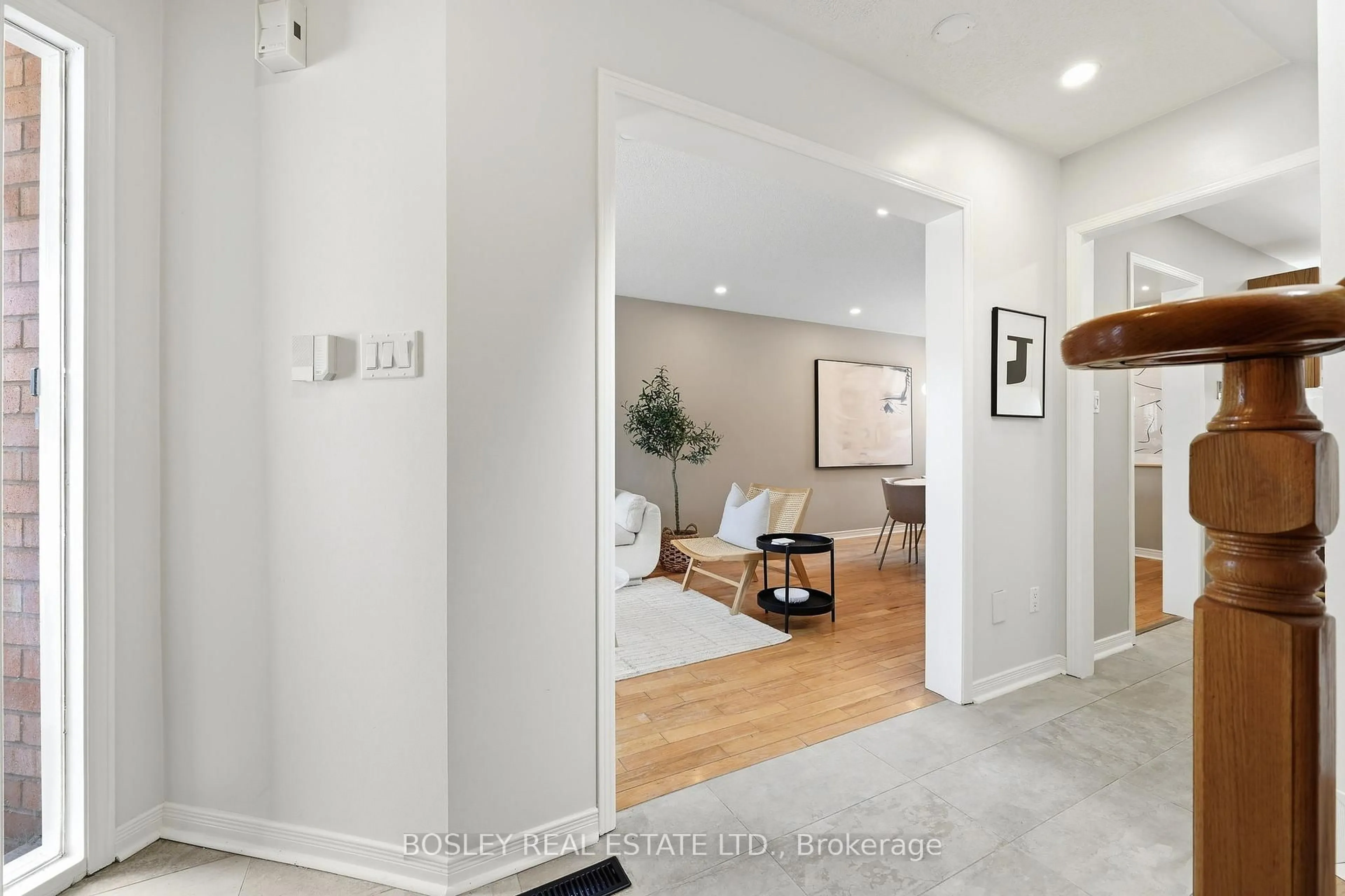 Indoor entryway for 41 Dunsmore Cres, Richmond Hill Ontario L4C 0C5