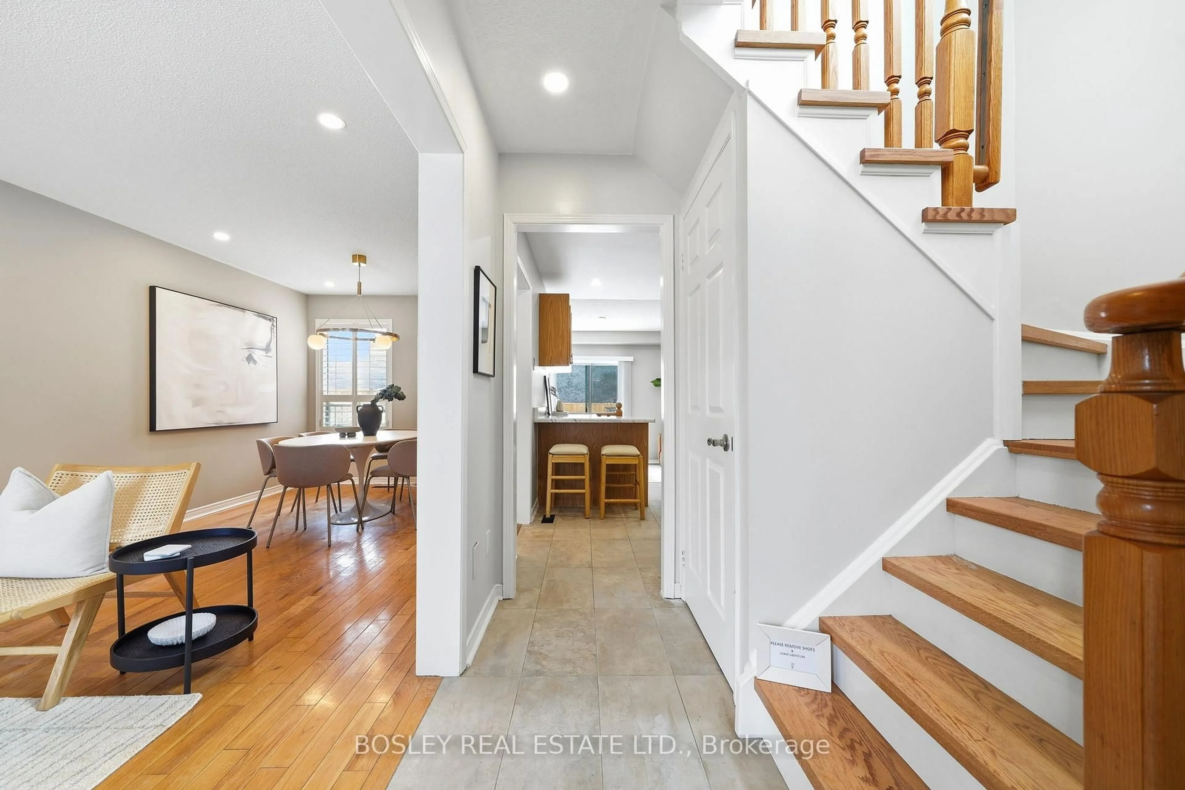 Indoor entryway for 41 Dunsmore Cres, Richmond Hill Ontario L4C 0C5