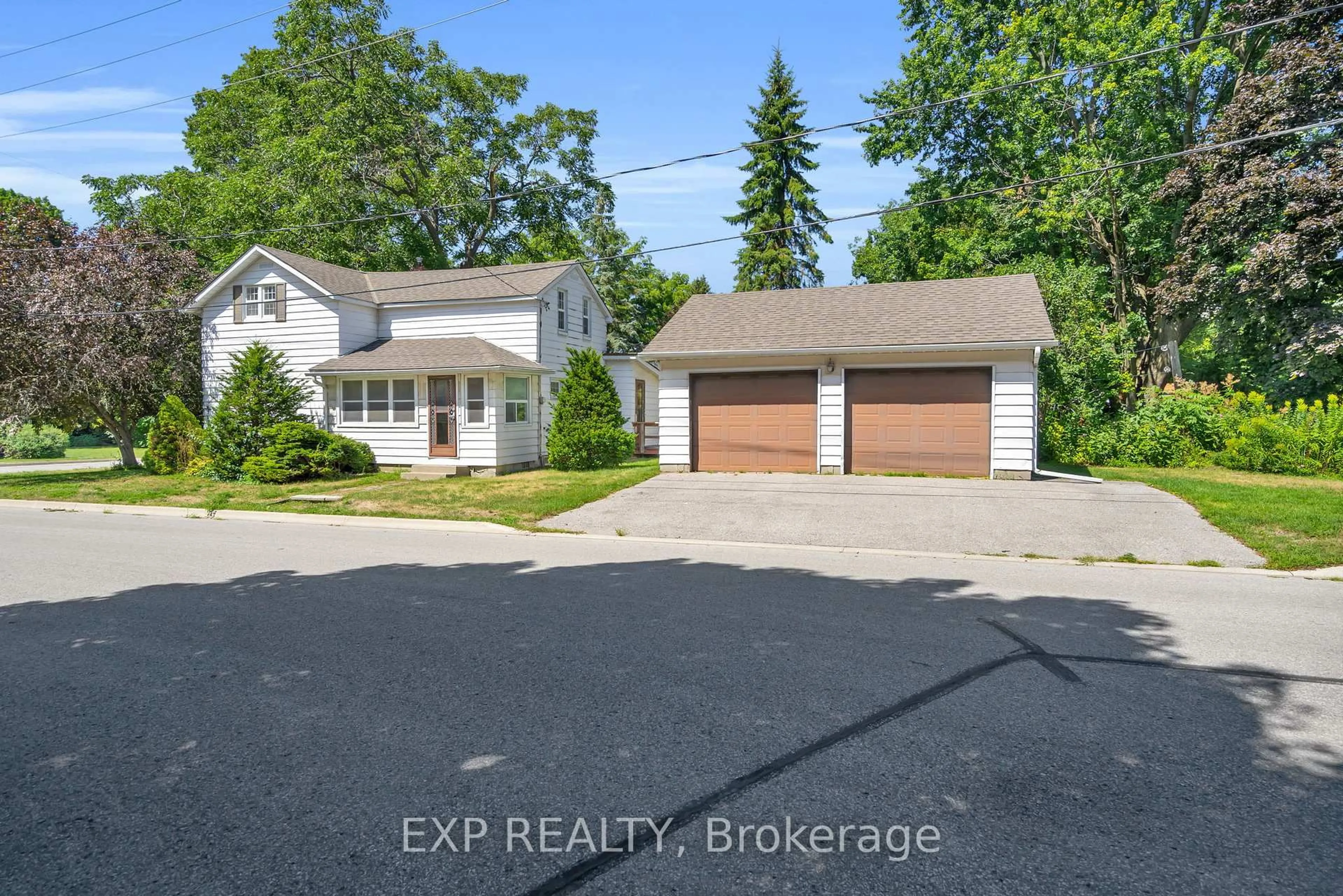 A pic from outside/outdoor area/front of a property/back of a property/a pic from drone, street for 39 River St, Georgina Ontario L0E 1R0