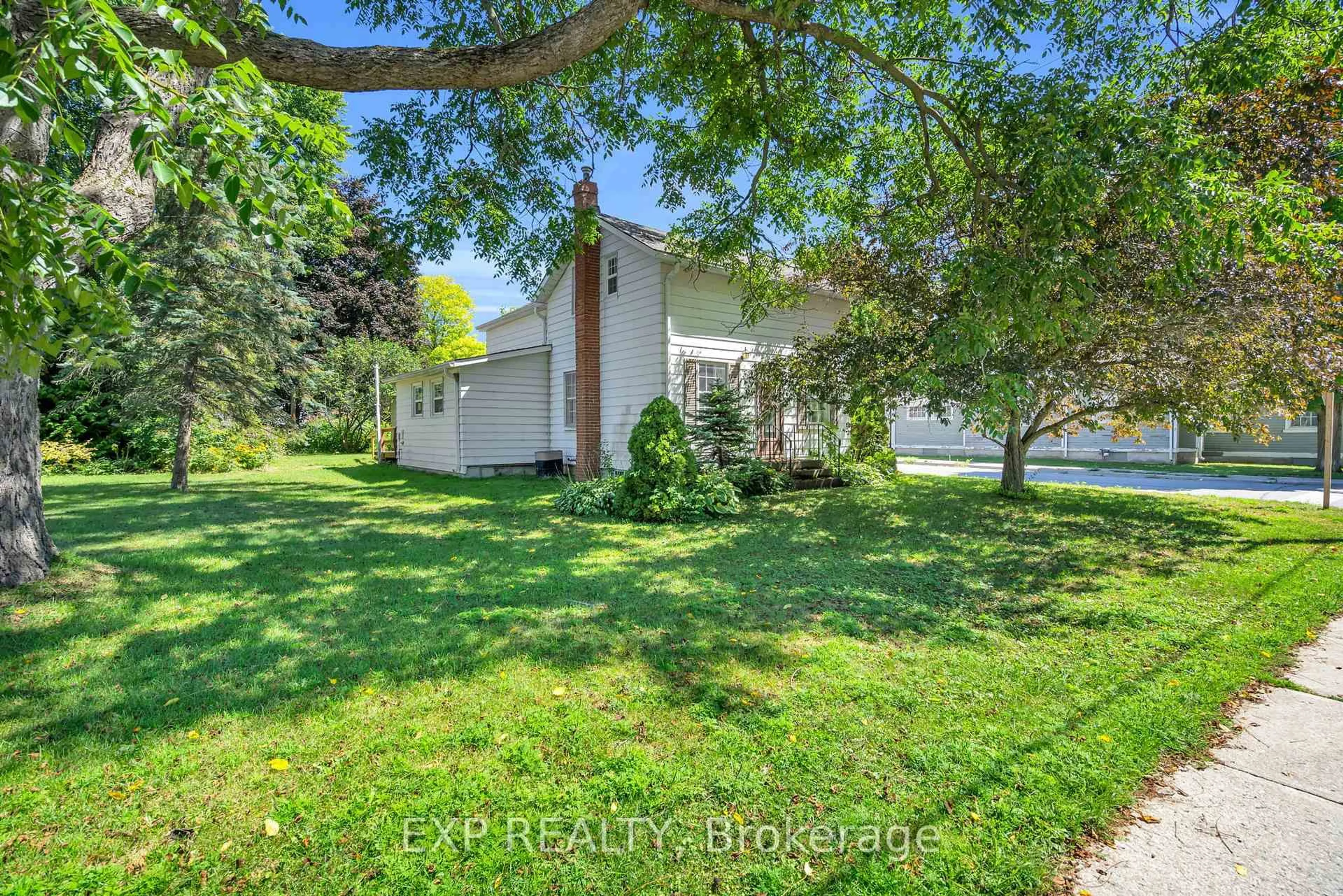 A pic from outside/outdoor area/front of a property/back of a property/a pic from drone, street for 39 River St, Georgina Ontario L0E 1R0