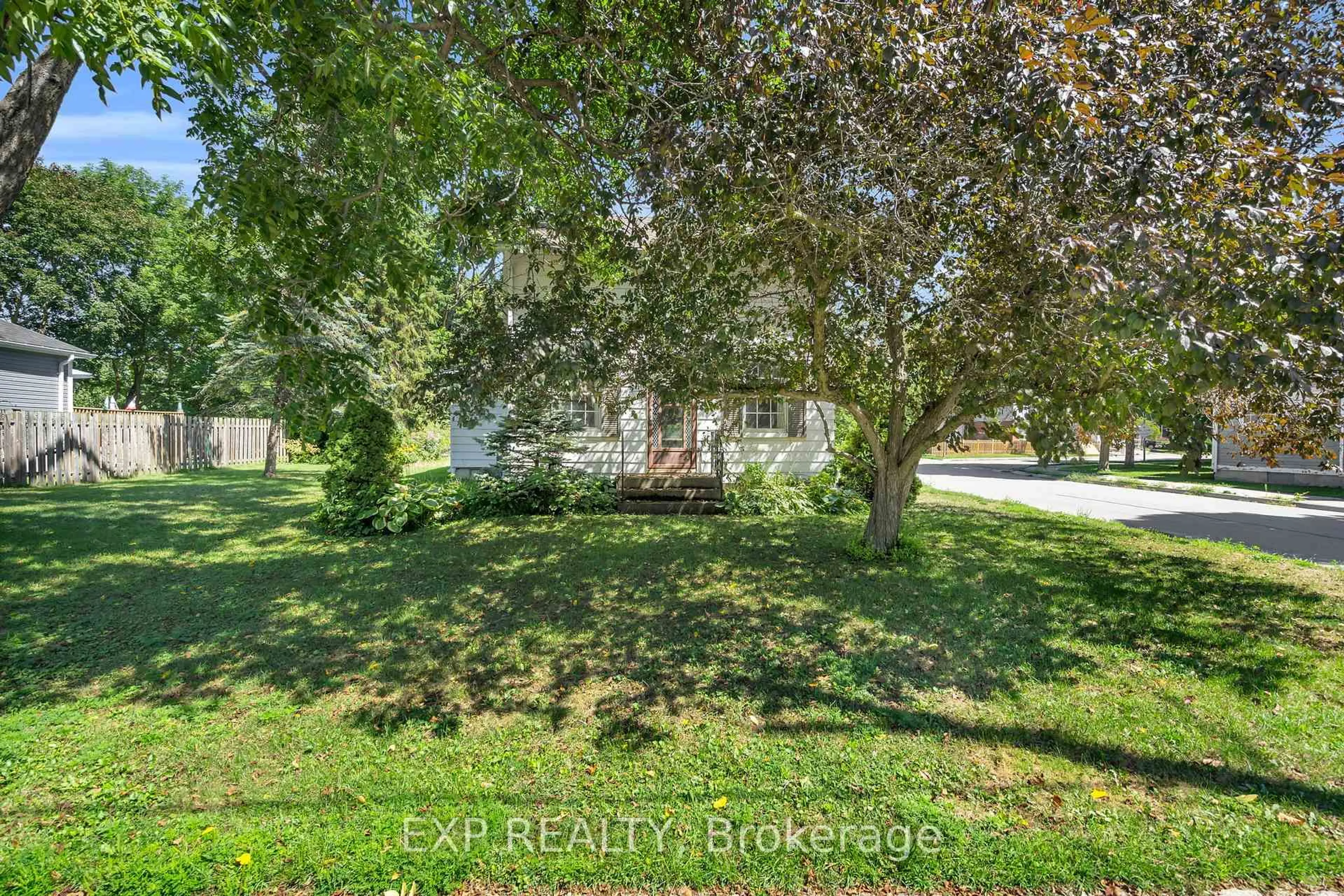 A pic from outside/outdoor area/front of a property/back of a property/a pic from drone, street for 39 River St, Georgina Ontario L0E 1R0