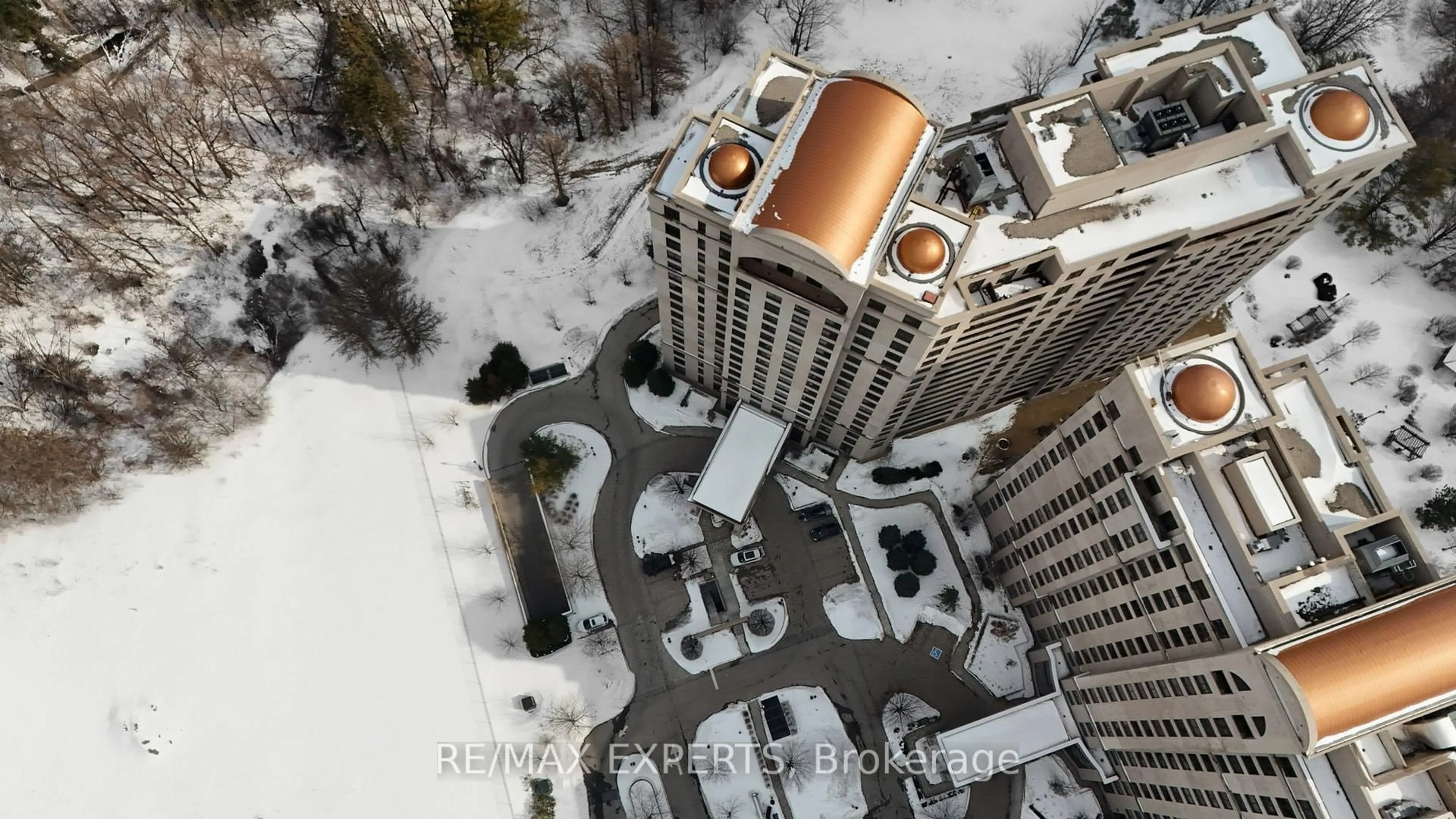 A pic from outside/outdoor area/front of a property/back of a property/a pic from drone, city buildings view from balcony for 9255 Jane St #701, Vaughan Ontario L6A 0K1