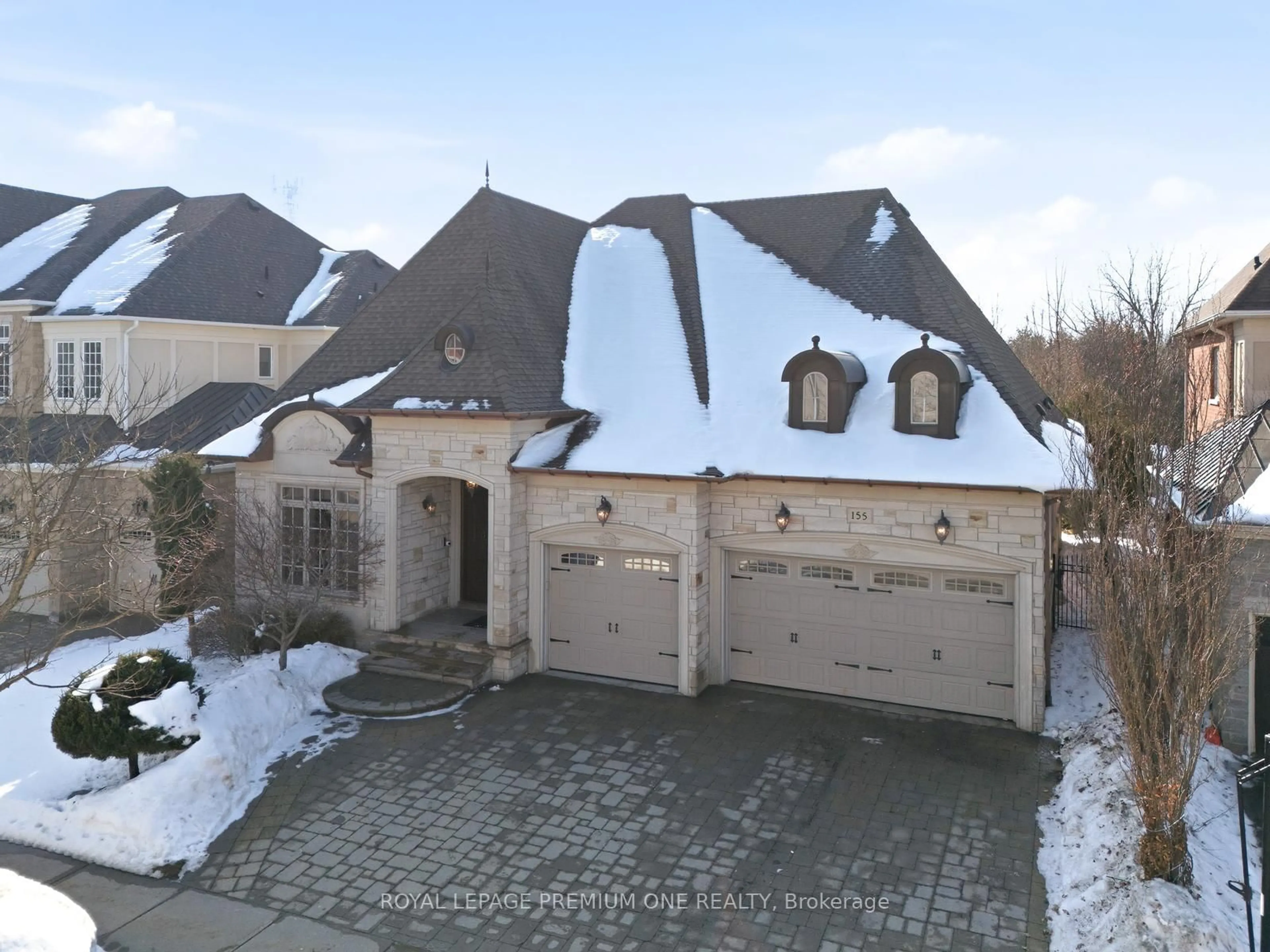 A pic from outside/outdoor area/front of a property/back of a property/a pic from drone, street for 155 Cook's Mill Cres, Vaughan Ontario L6A 0L1