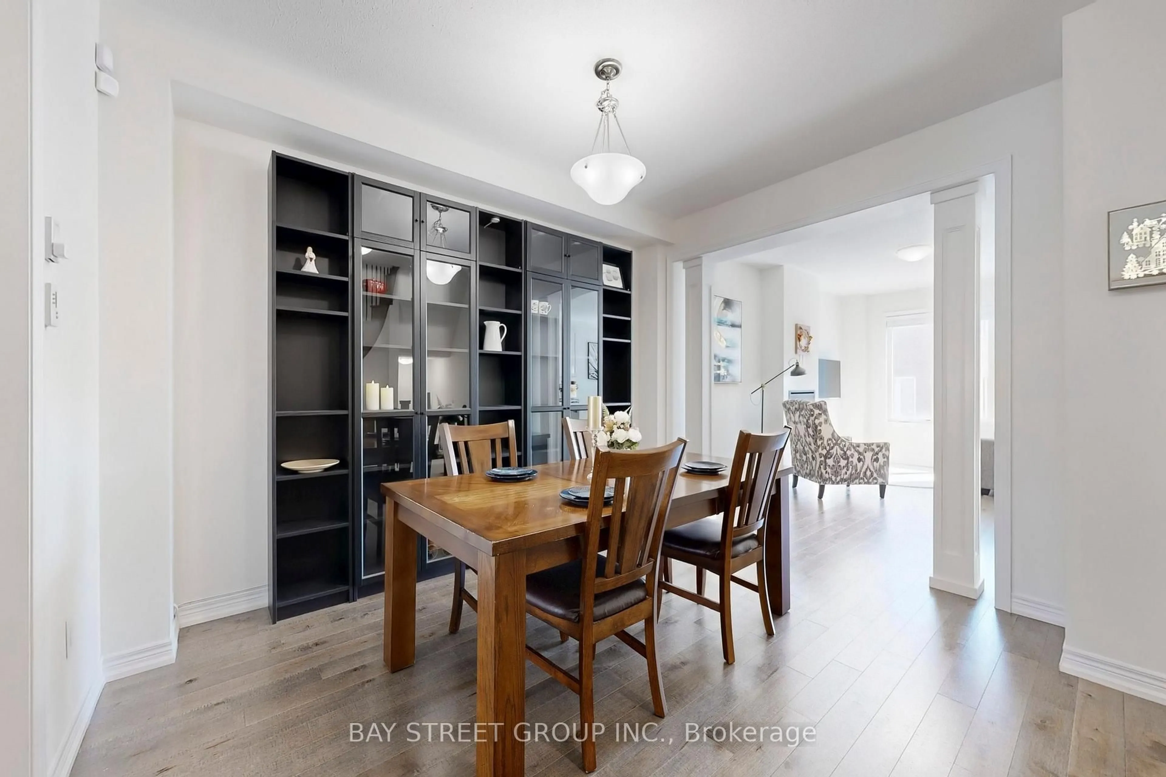 Dining room, wood/laminate floor for 7 Paper Mills Cres, Richmond Hill Ontario L4E 0V5