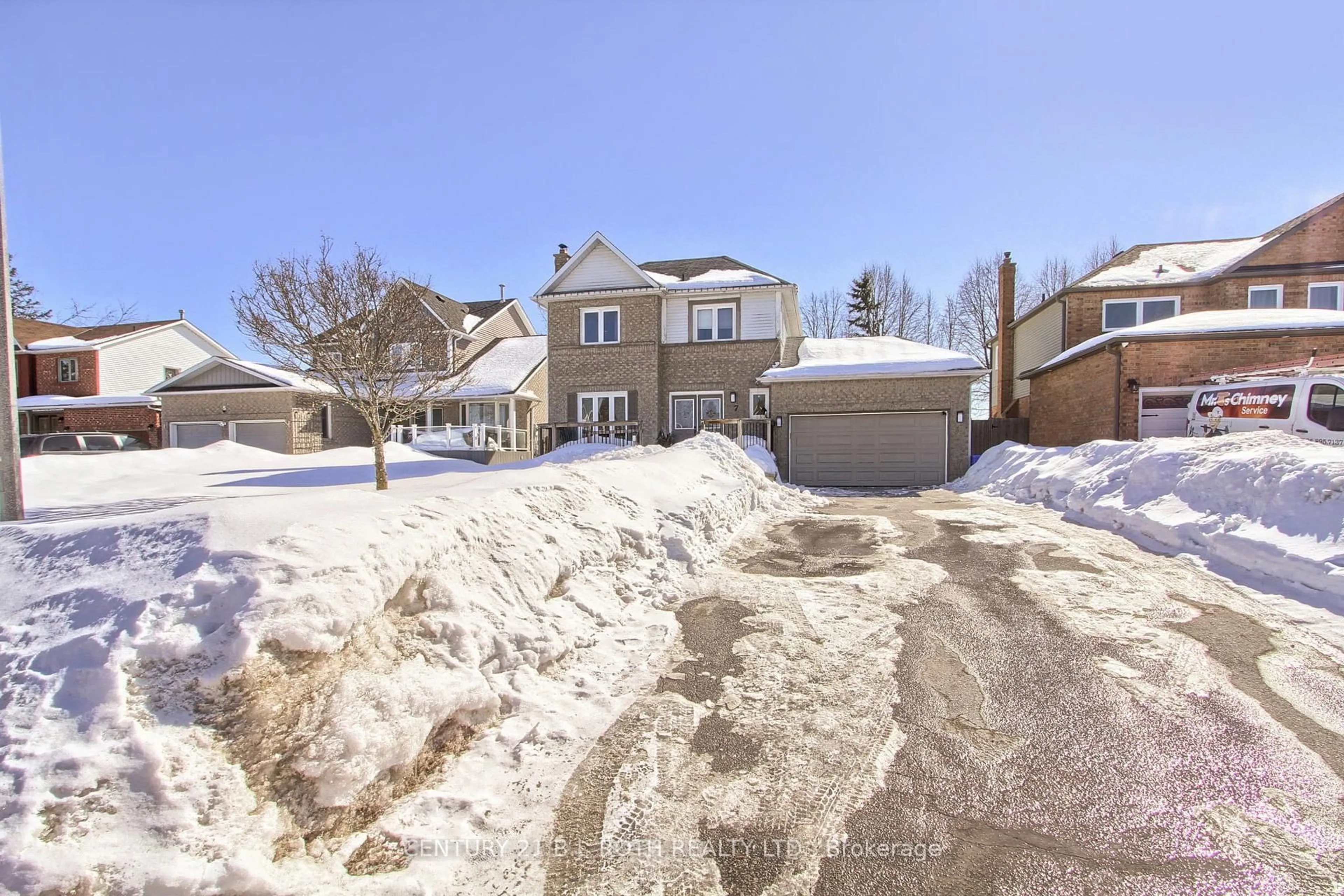 A pic from outside/outdoor area/front of a property/back of a property/a pic from drone, street for 7 Fontaine Dr, Georgina Ontario L4P 3P2