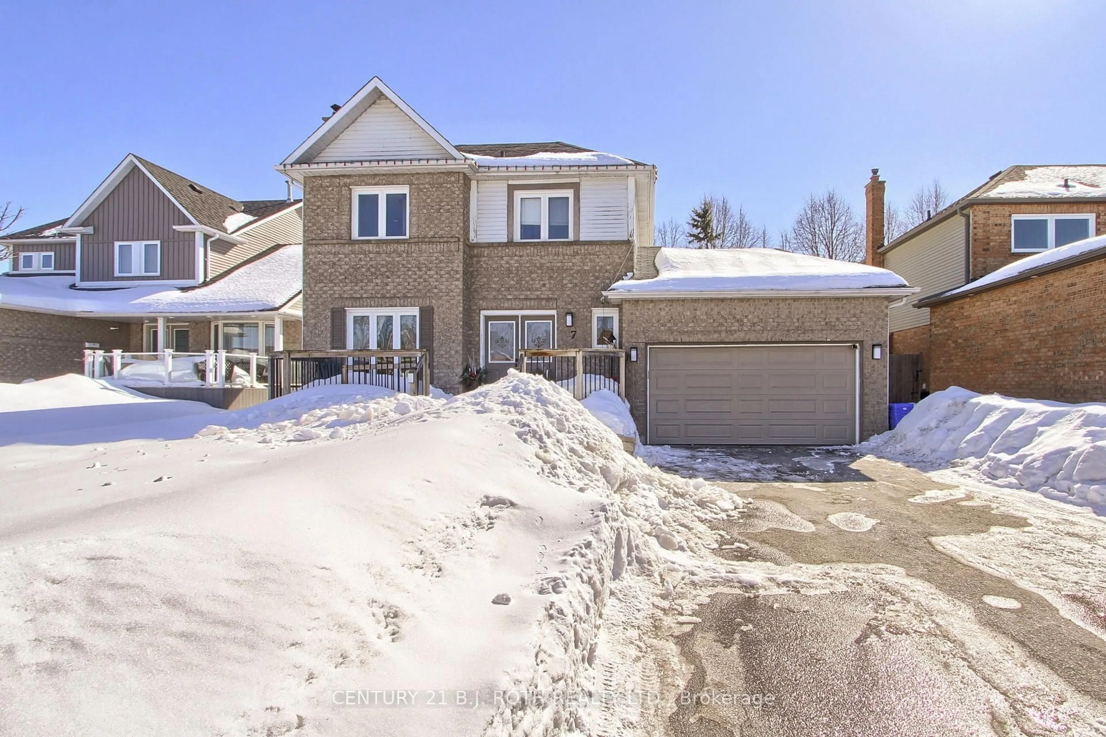 A pic from outside/outdoor area/front of a property/back of a property/a pic from drone, street for 7 Fontaine Dr, Georgina Ontario L4P 3P2