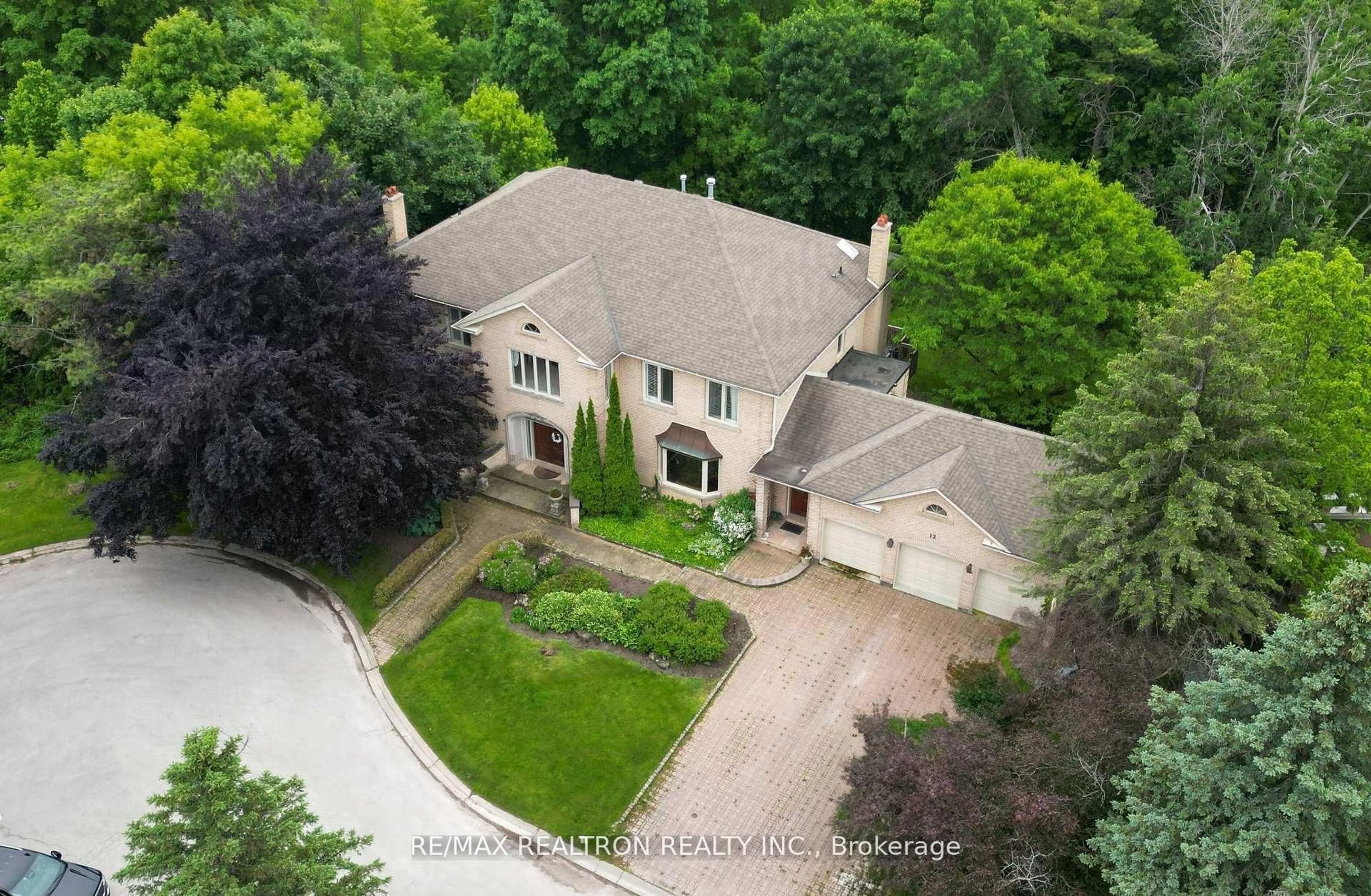 A pic from outside/outdoor area/front of a property/back of a property/a pic from drone, street for 12 Moodie Dr, Richmond Hill Ontario L4C 8C9