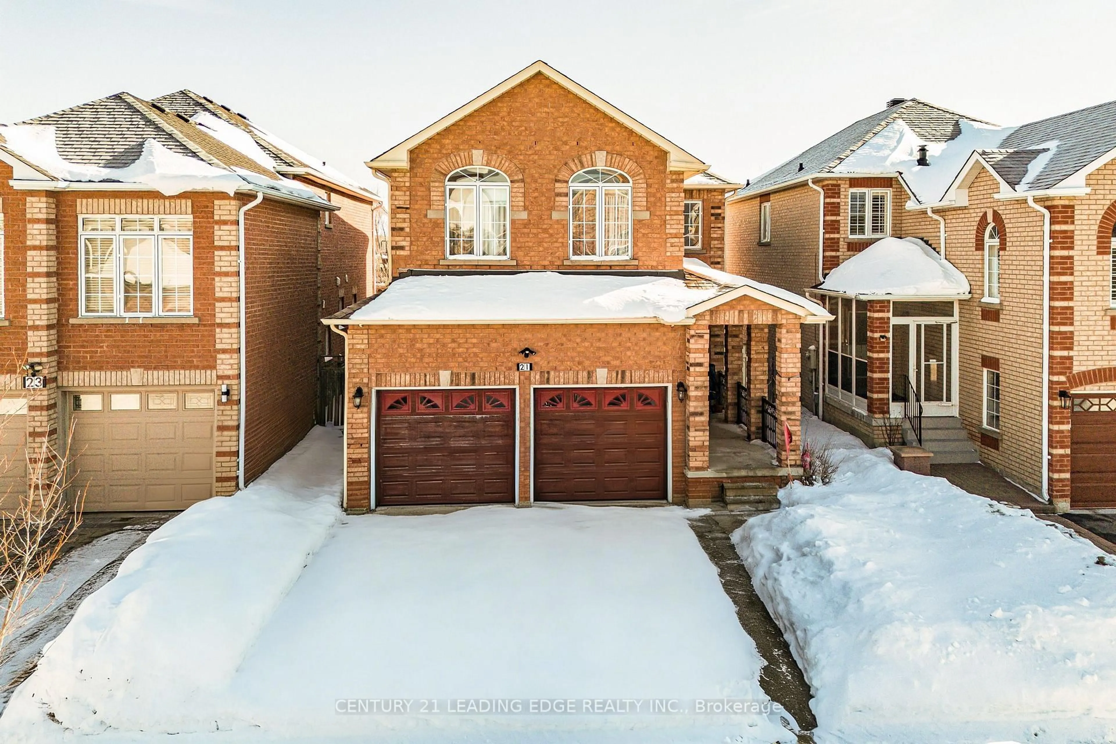 A pic from outside/outdoor area/front of a property/back of a property/a pic from drone, street for 21 Summerlea St, Markham Ontario L3S 4H6
