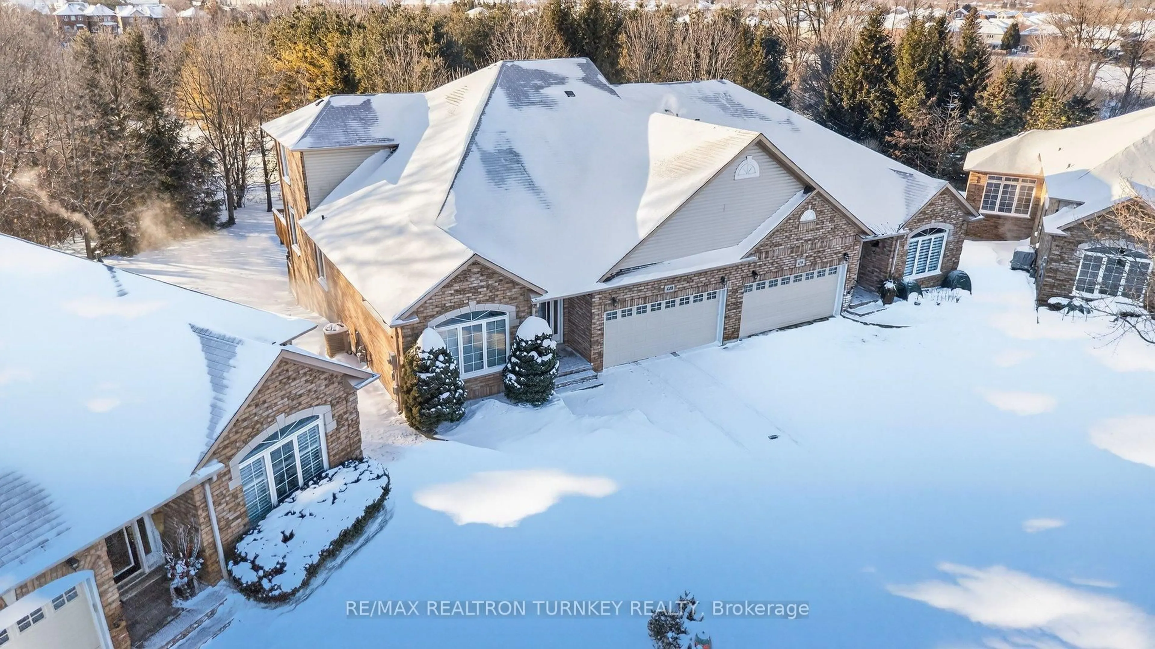 A pic from outside/outdoor area/front of a property/back of a property/a pic from drone, unknown for 440 Morley Cook Cres, Newmarket Ontario L3X 2M3
