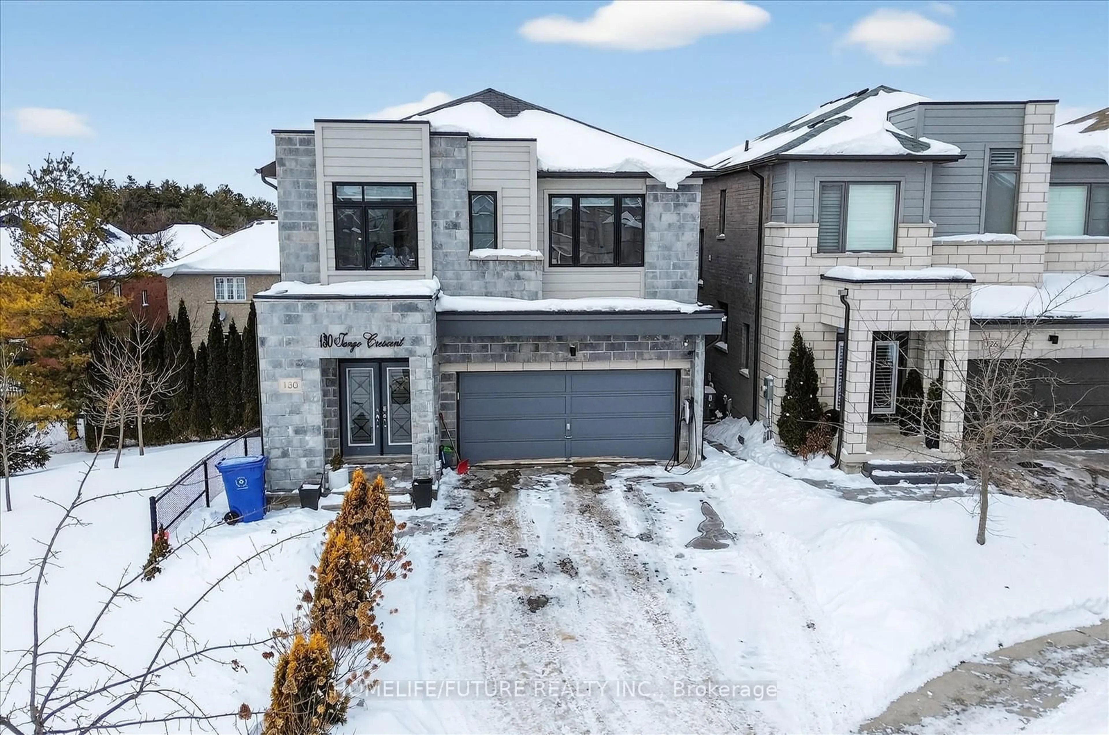 A pic from outside/outdoor area/front of a property/back of a property/a pic from drone, street for 130 Tango Cres, Newmarket Ontario L3X 0K4