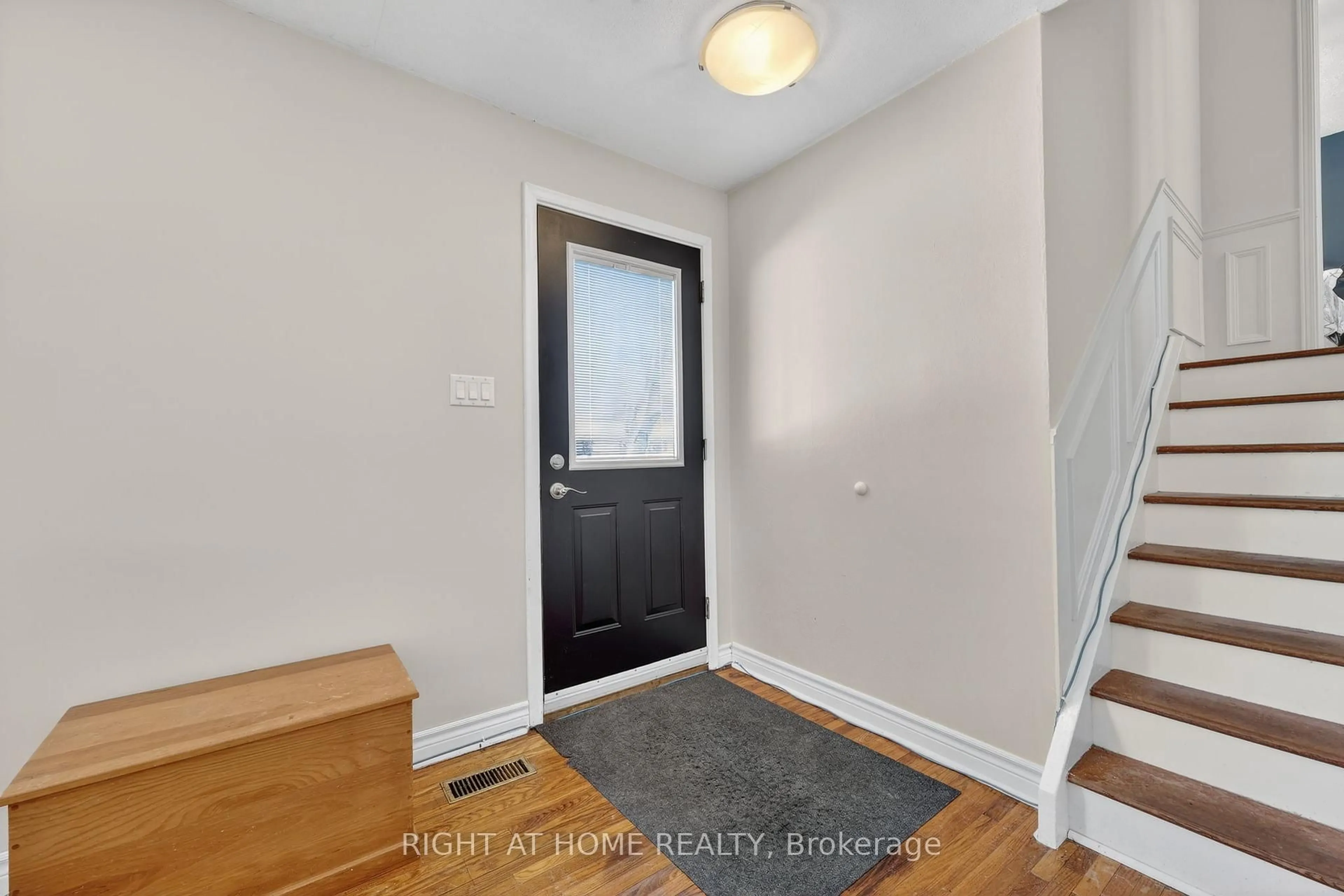 Indoor entryway for 246 Calford St, Essa Ontario L0M 1B0