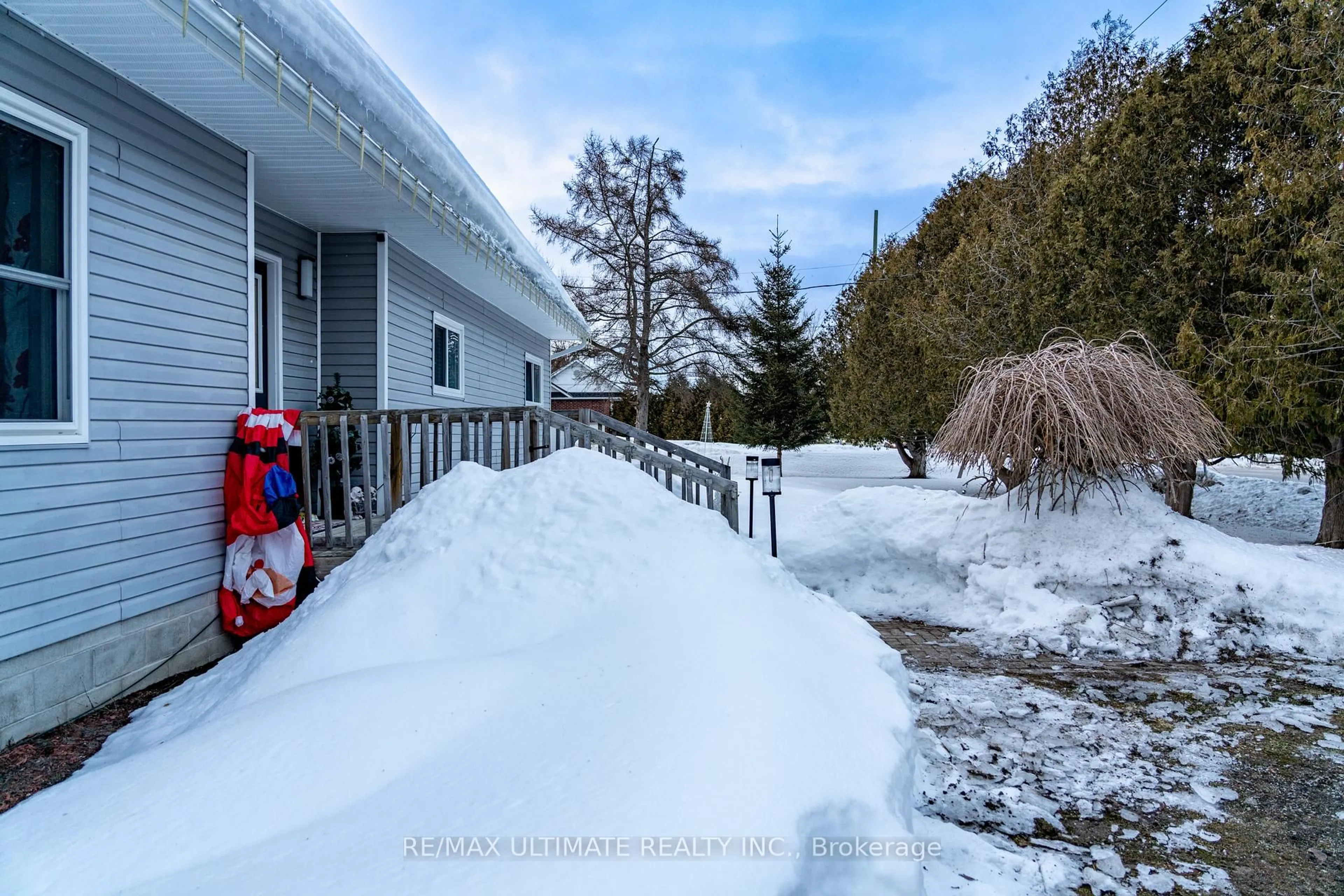 A pic from outside/outdoor area/front of a property/back of a property/a pic from drone, street for 1672 St. Jonhs Rd, Innisfil Ontario L9S 1S7