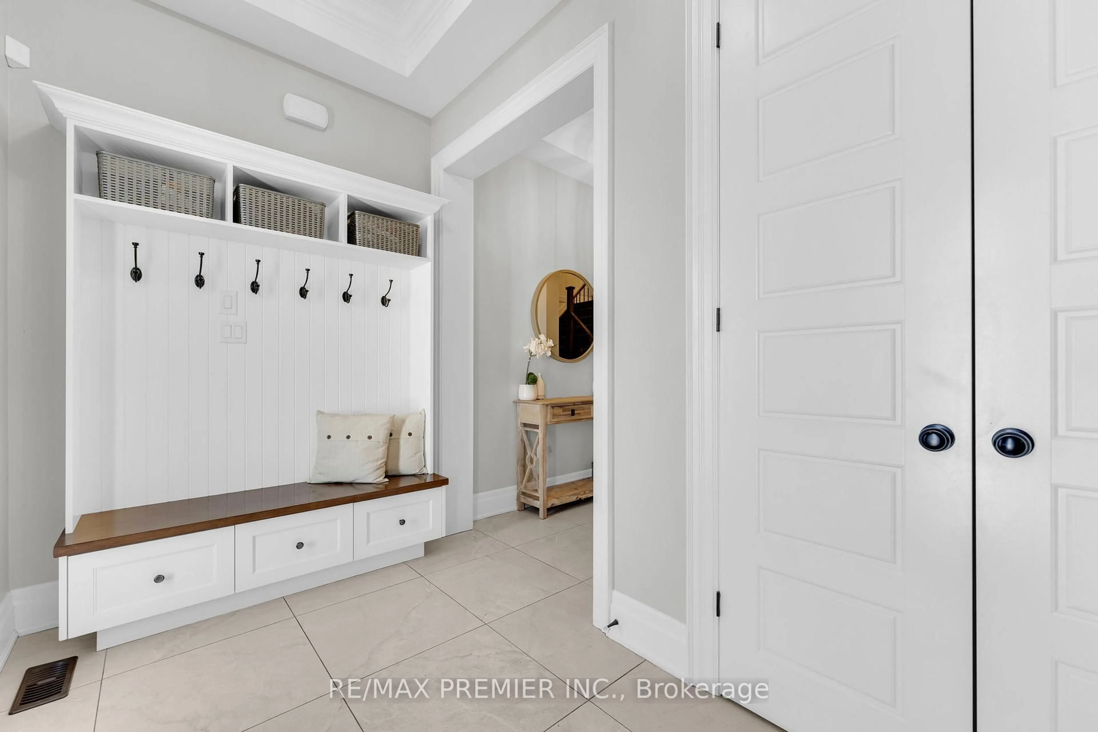 Indoor entryway for 14 King Blvd, King Ontario L7B 0P4