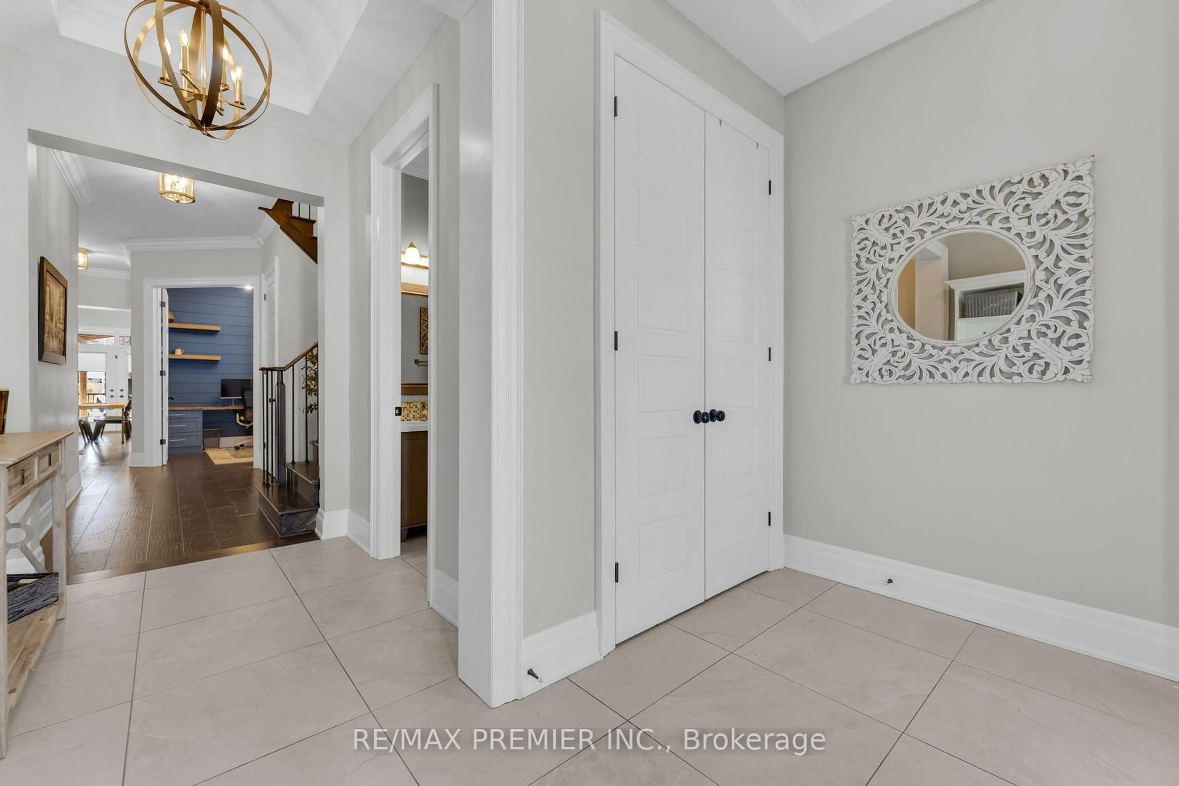 Indoor entryway for 14 King Blvd, King Ontario L7B 0P4