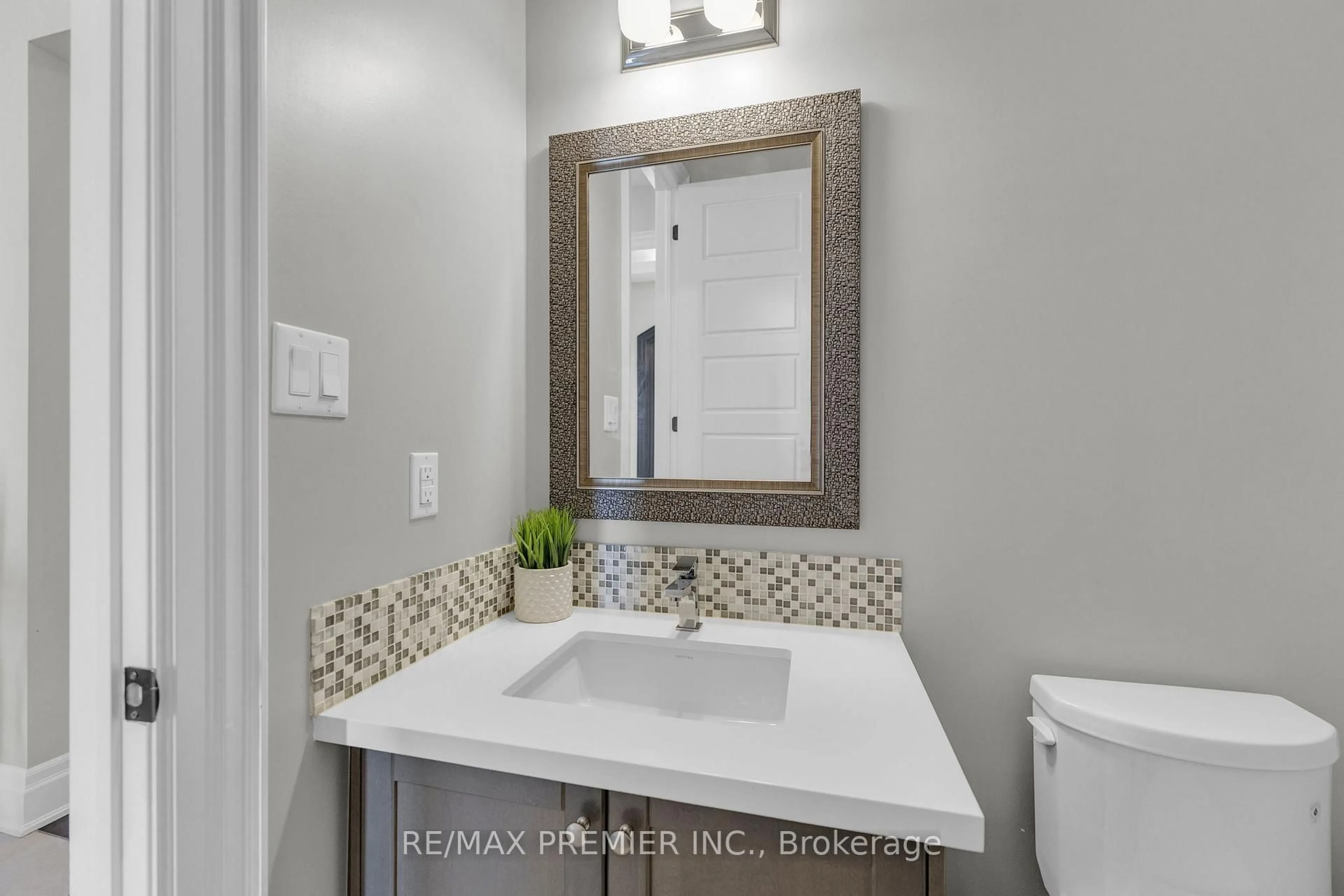 Contemporary bathroom, ceramic/tile floor for 14 King Blvd, King Ontario L7B 0P4