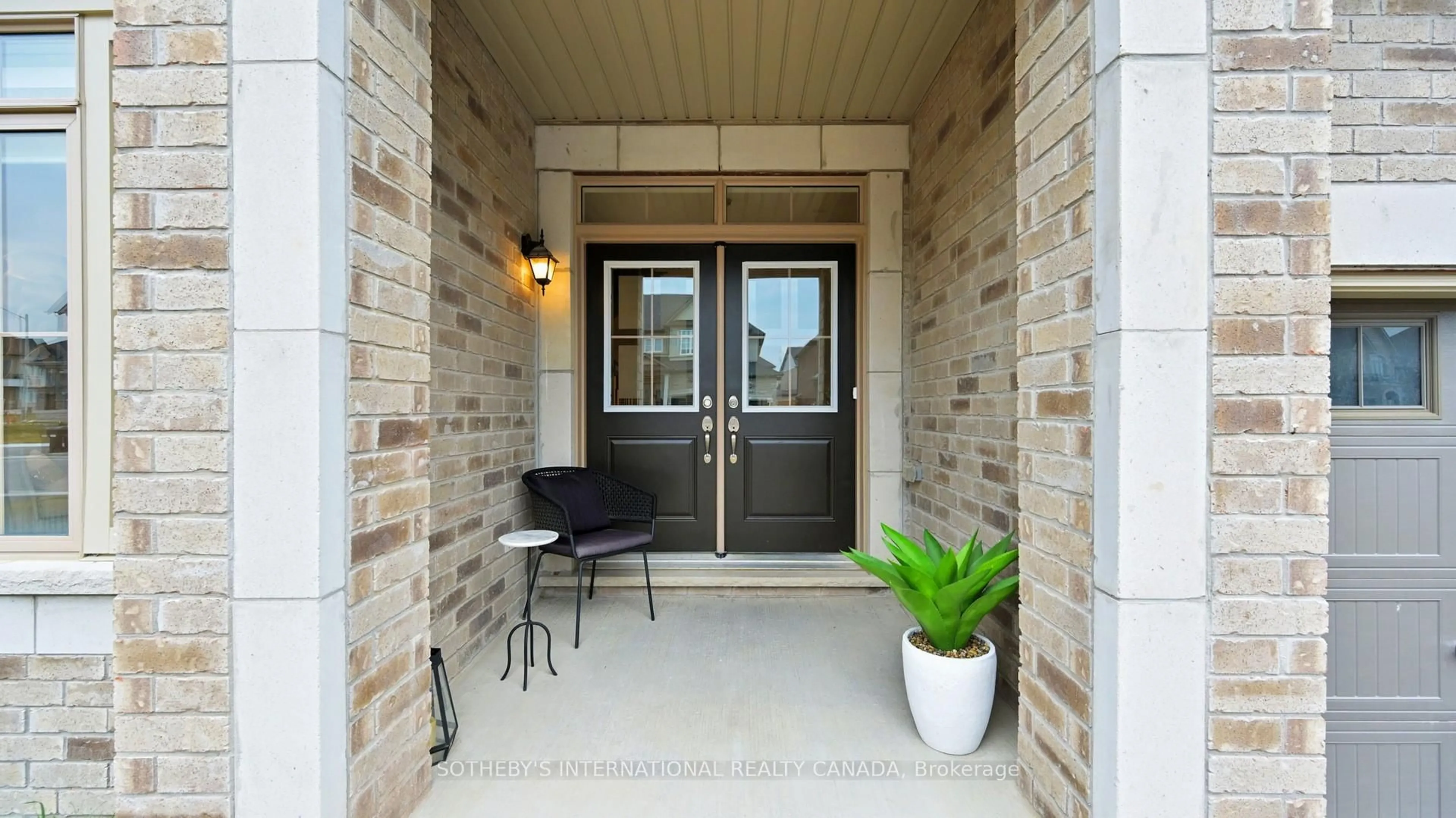 Indoor entryway for 1633 Corsal Crt, Innisfil Ontario L9S 0J9