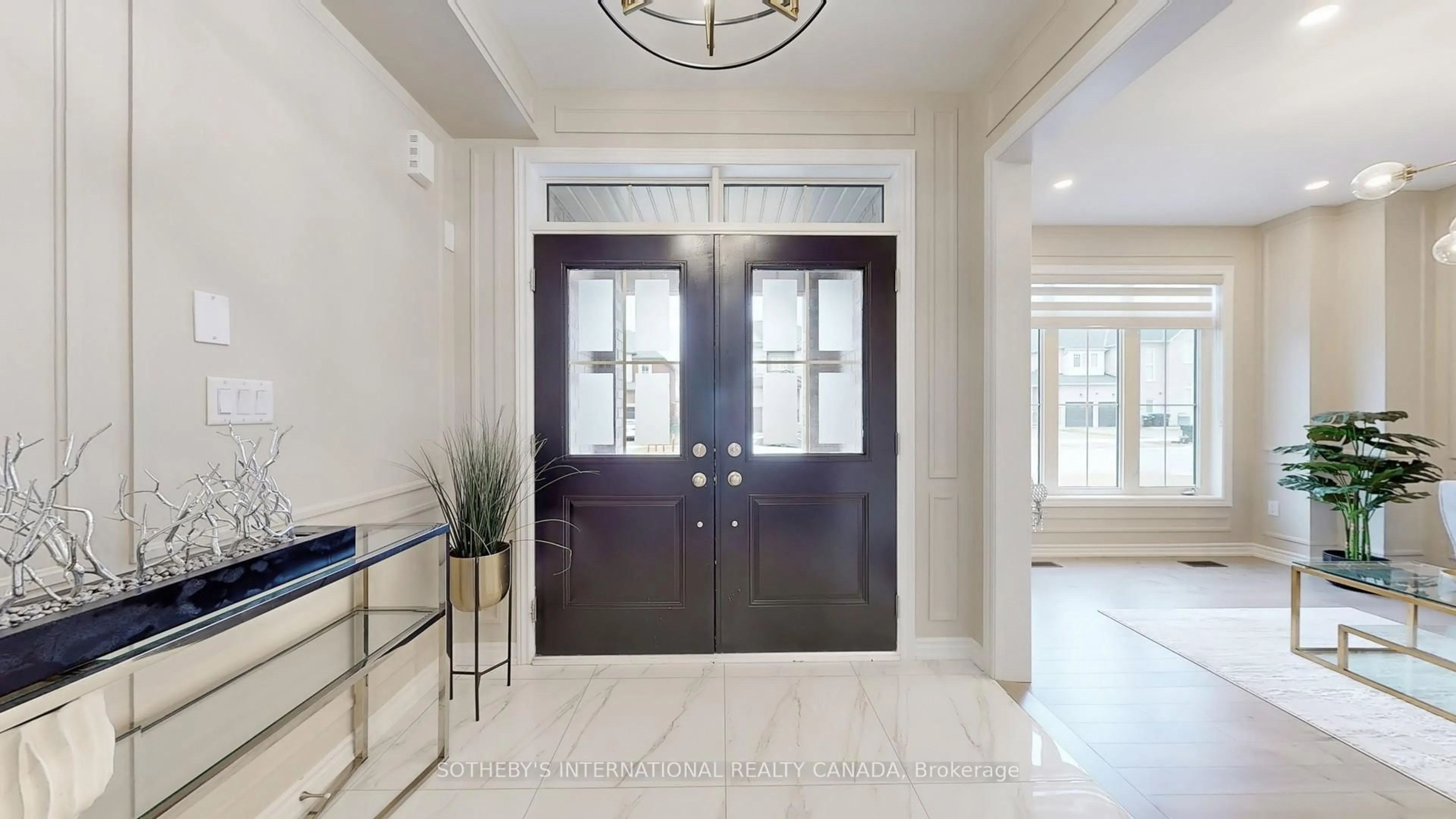 Indoor entryway for 1633 Corsal Crt, Innisfil Ontario L9S 0J9