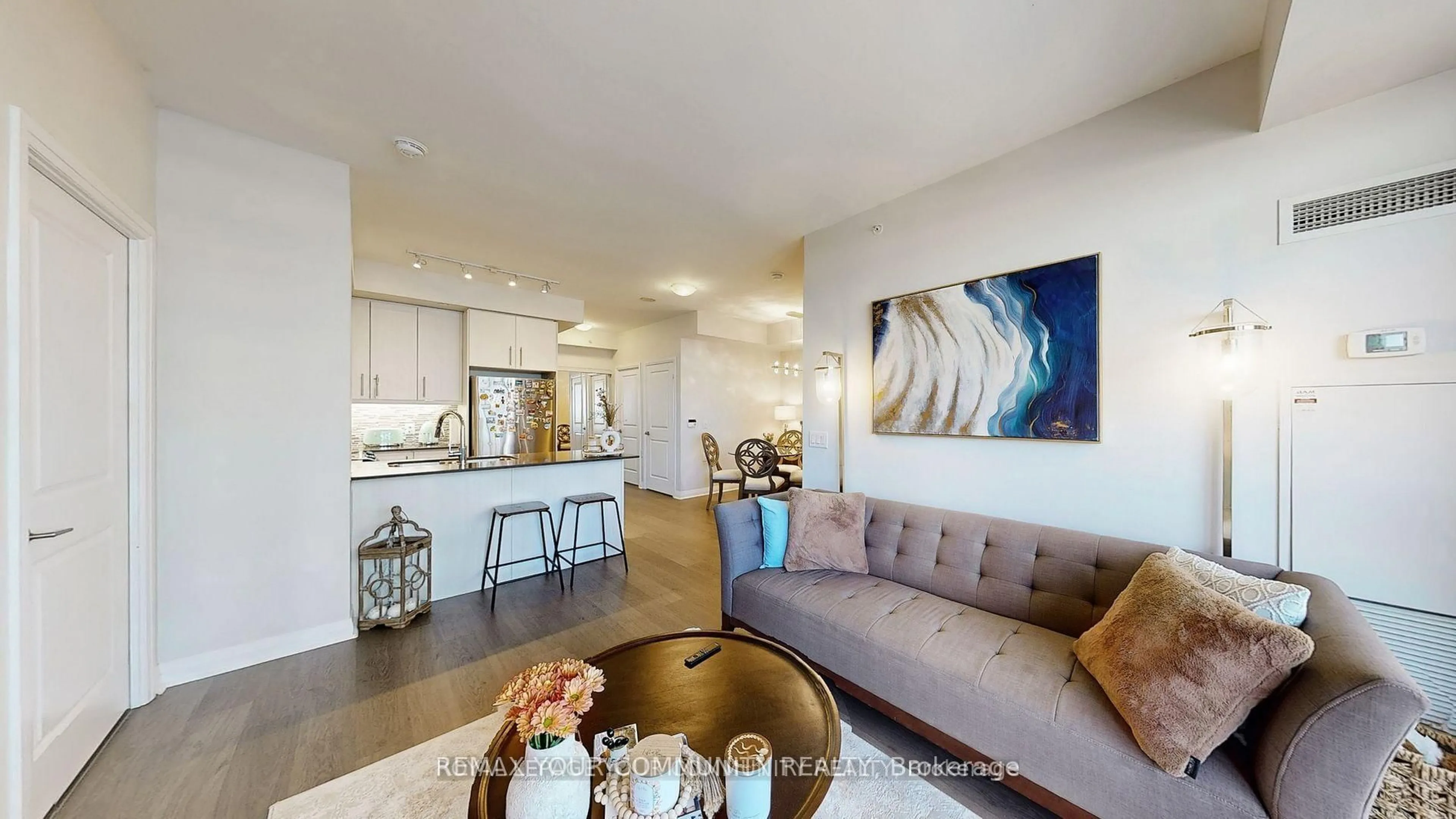 Living room with furniture, unknown for 55 Oneida Cres #609, Richmond Hill Ontario L4B 4T9