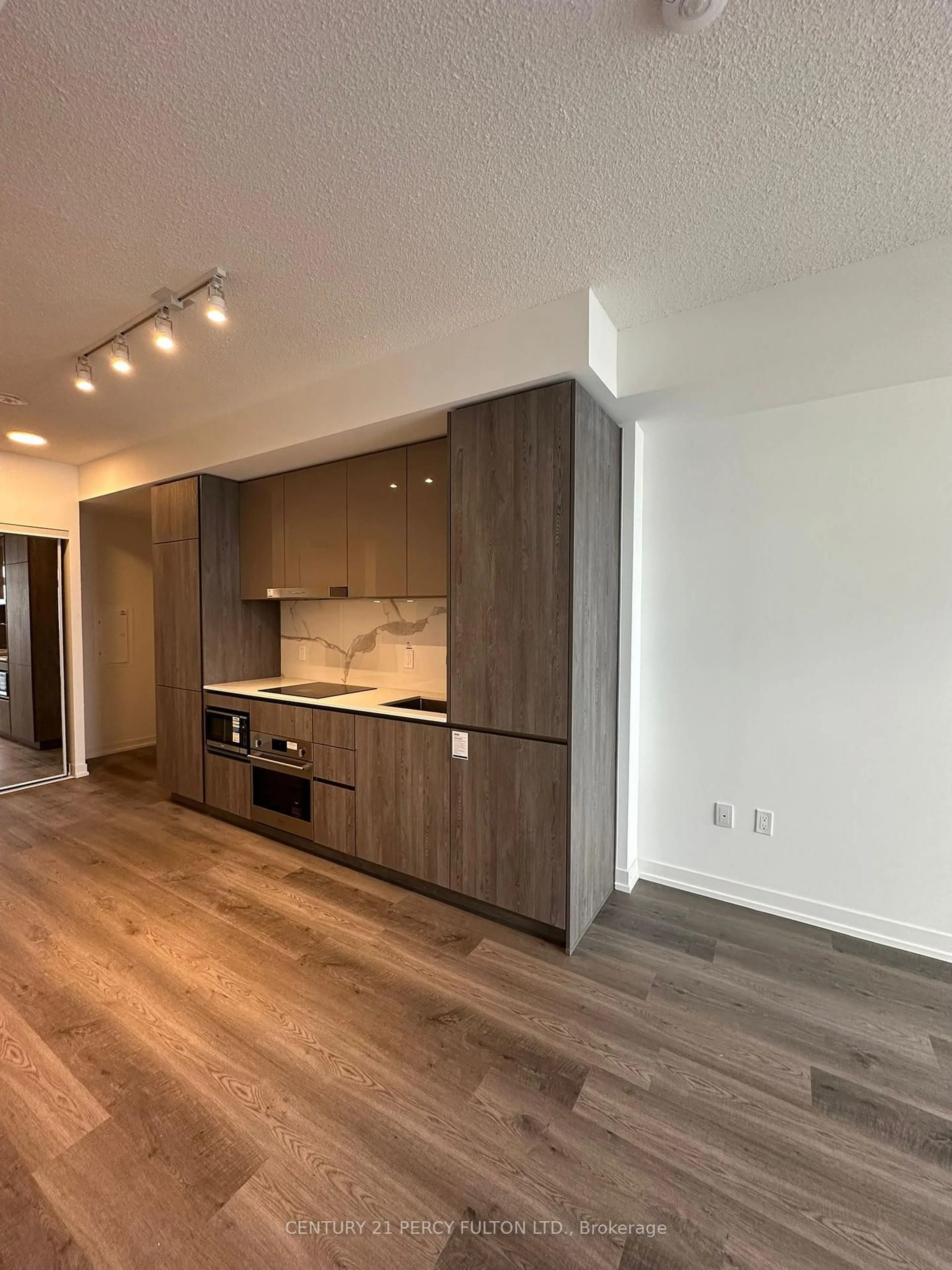 Open concept kitchen, wood/laminate floor for 8 Interchange Way #4007, Vaughan Ontario L4K 0R2