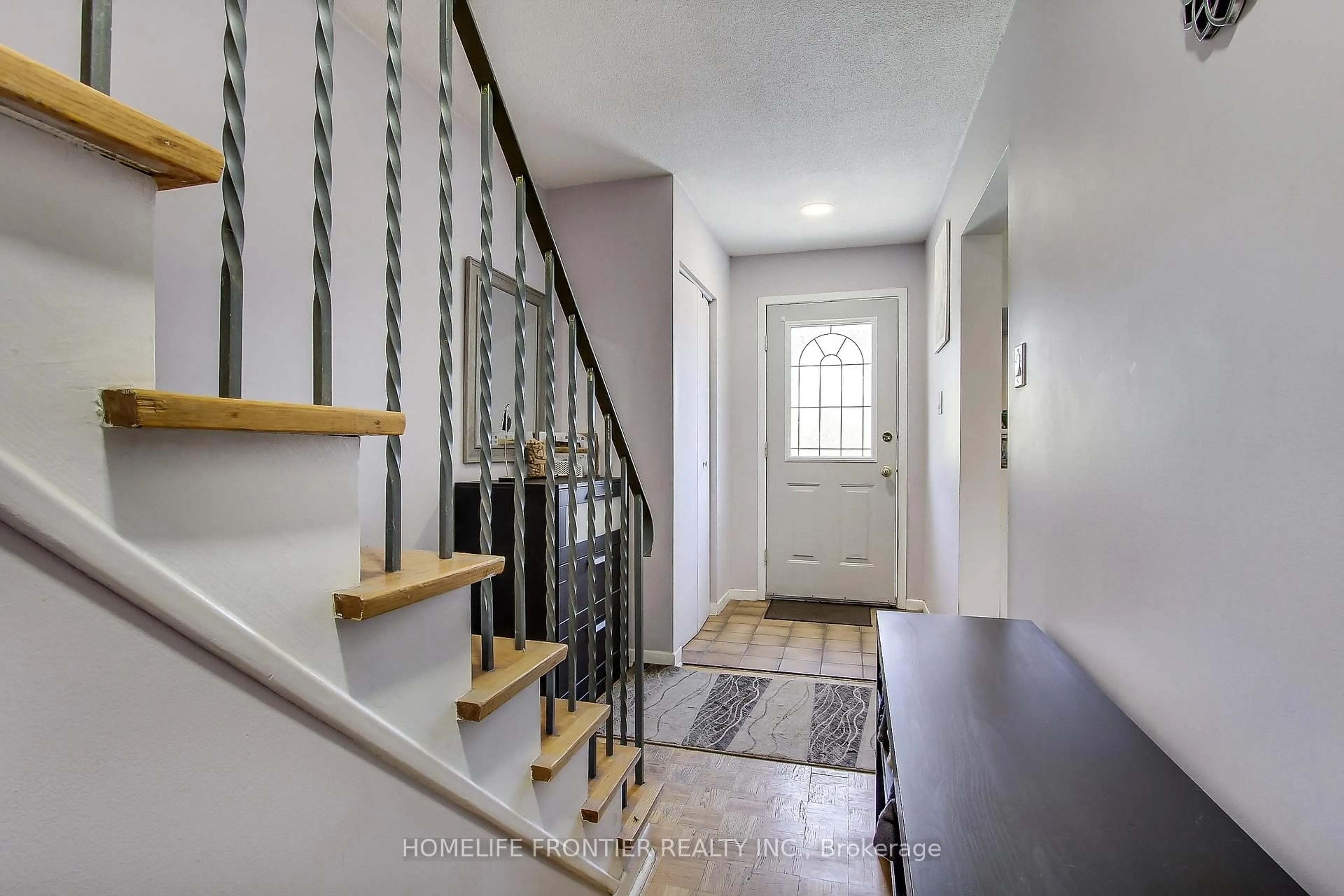 Indoor entryway for 5 Penwick Cres, Richmond Hill Ontario L4C 5B3