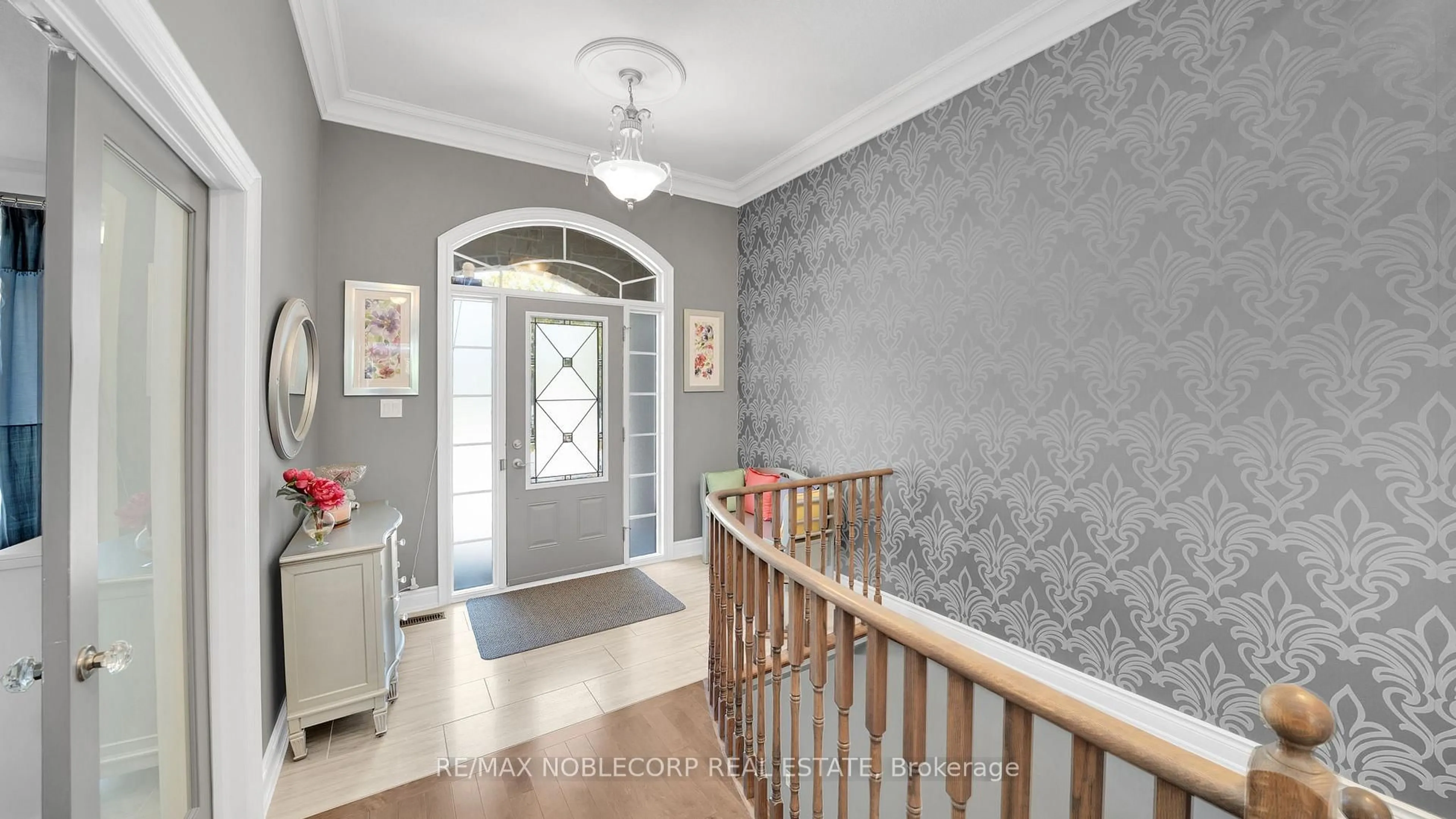 Indoor foyer for 34 Hillcrest Dr #31, New Tecumseth Ontario L9R 0N4