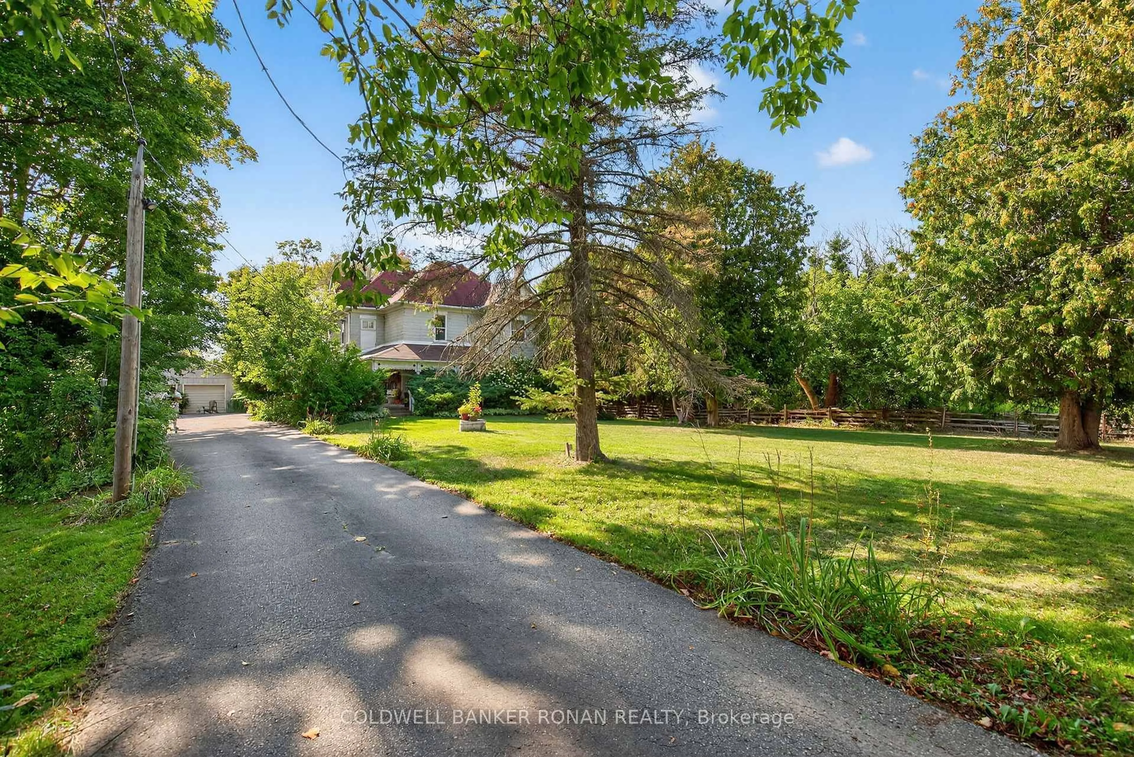 A pic from outside/outdoor area/front of a property/back of a property/a pic from drone, street for 1516 17th Sdrd, New Tecumseth Ontario L0G 1T0
