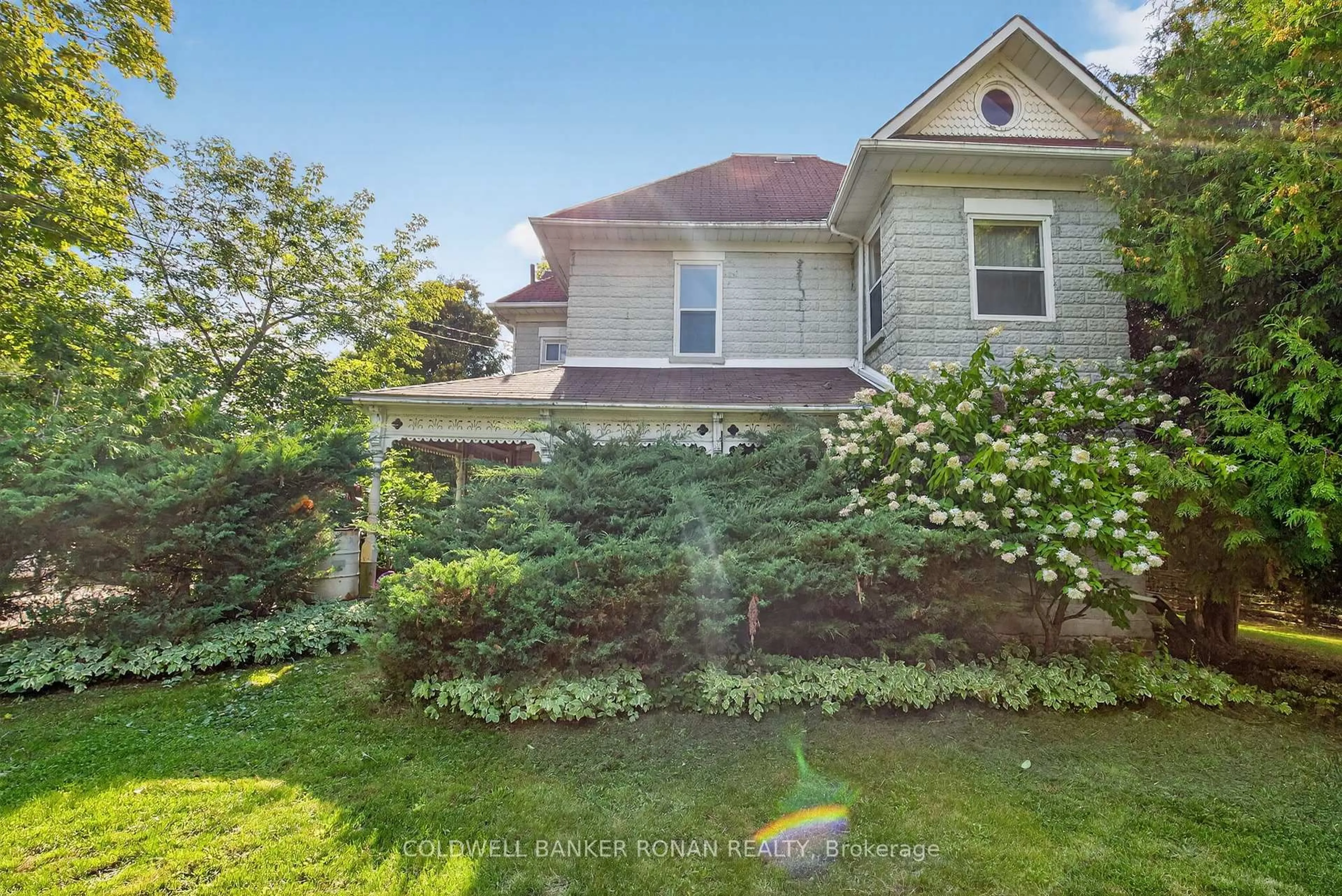 A pic from outside/outdoor area/front of a property/back of a property/a pic from drone, unknown for 1516 17th Sdrd, New Tecumseth Ontario L0G 1T0