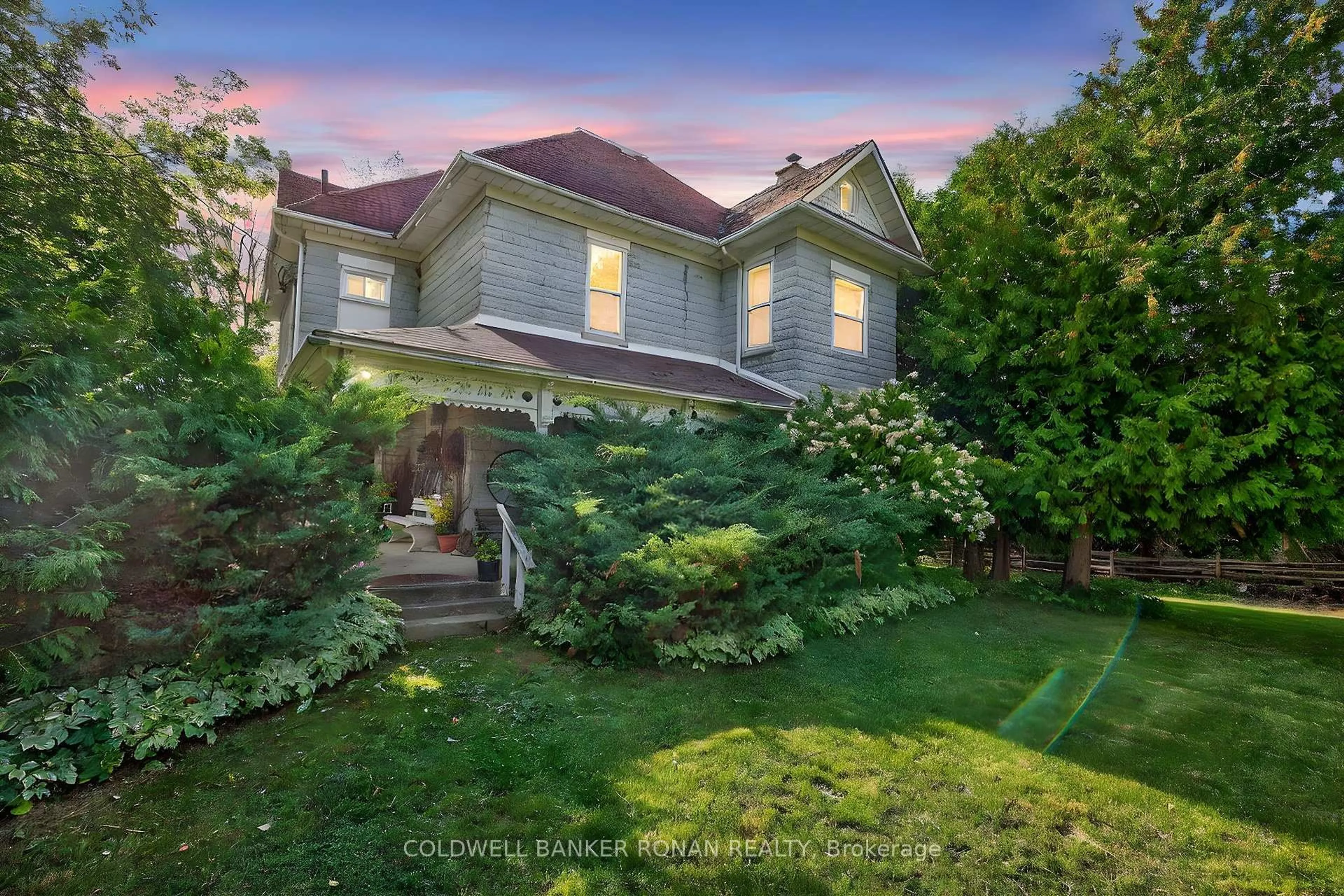 A pic from outside/outdoor area/front of a property/back of a property/a pic from drone, street for 1516 17th Sdrd, New Tecumseth Ontario L0G 1T0