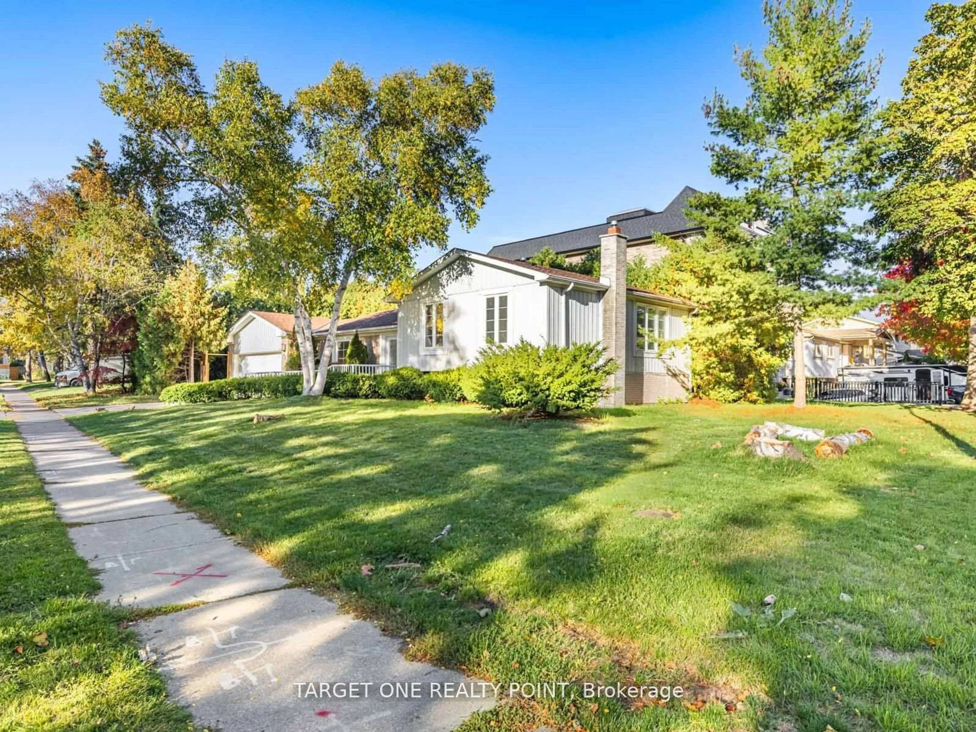 A pic from outside/outdoor area/front of a property/back of a property/a pic from drone, street for 93 Mayvern Cres, Richmond Hill Ontario L4C 5J6