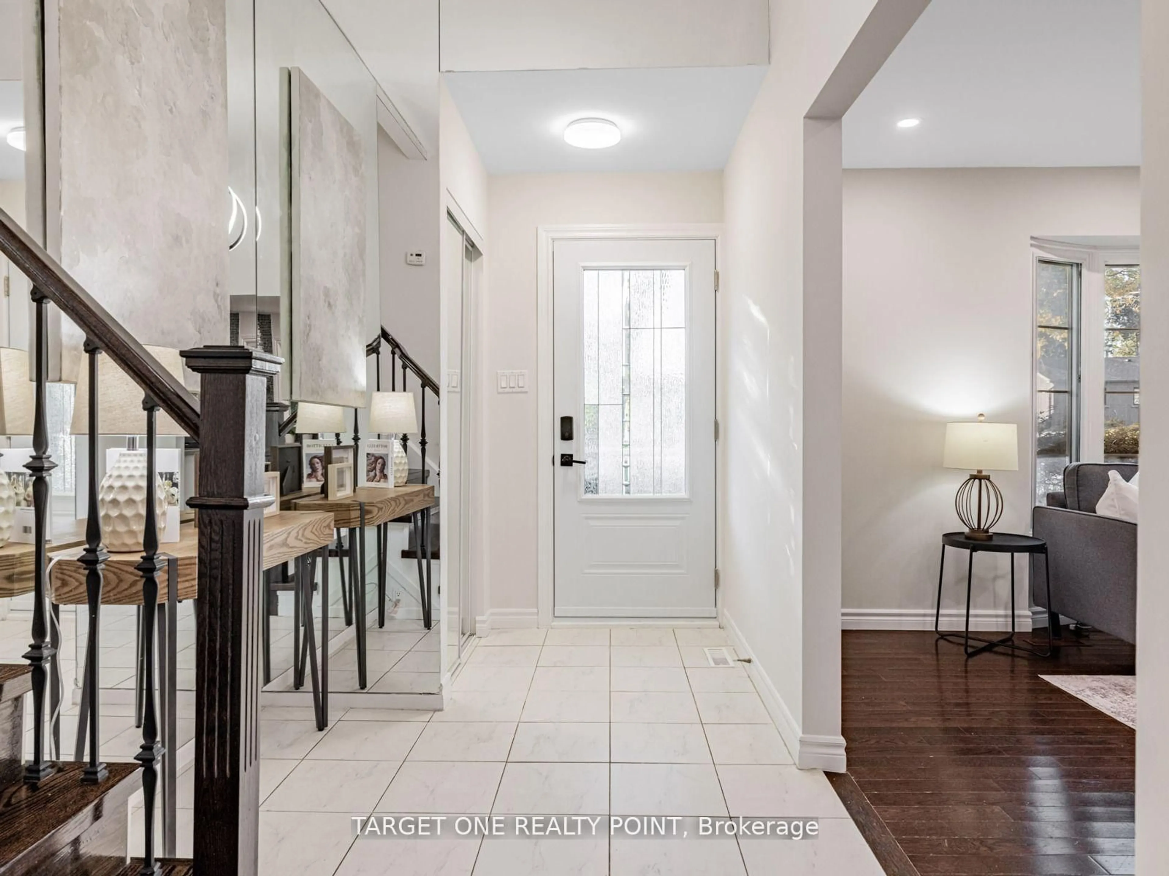 Indoor entryway for 93 Mayvern Cres, Richmond Hill Ontario L4C 5J6