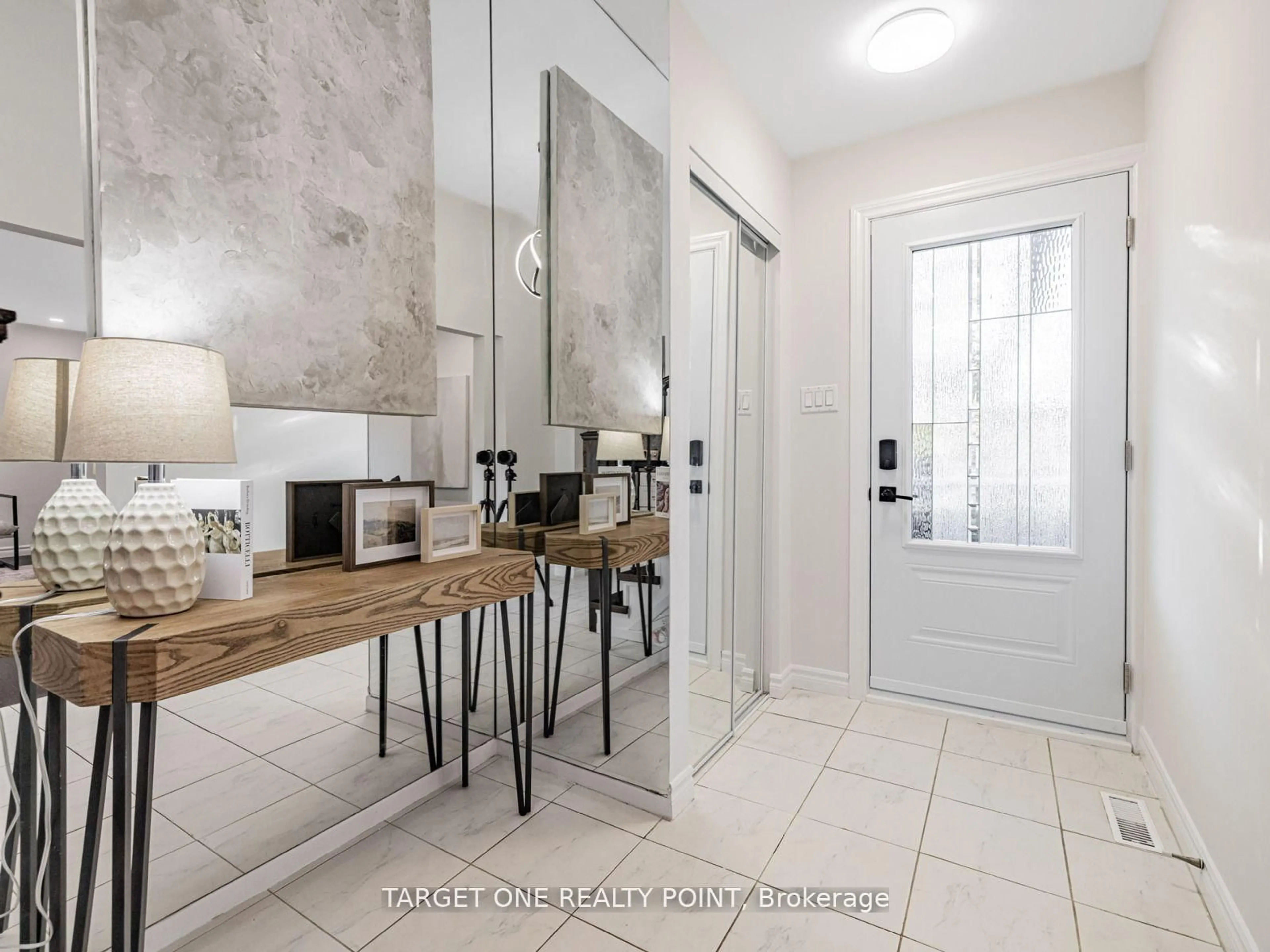 Indoor entryway for 93 Mayvern Cres, Richmond Hill Ontario L4C 5J6